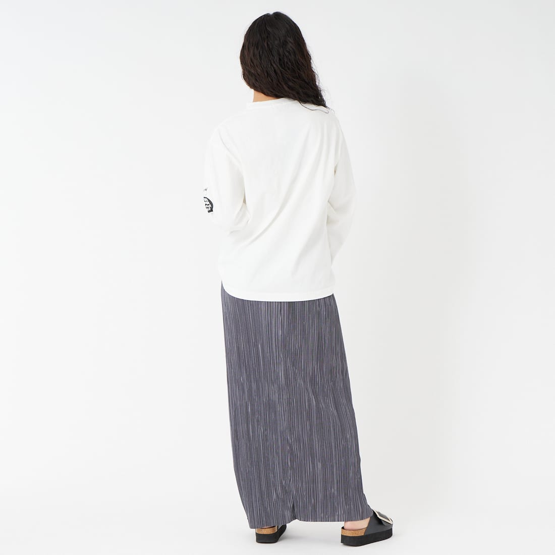 The Endless Summer [エンドレスサマー] オーバルロゴプリント ロングスリーブTシャツ [FH-26374305] 07 WHITE &&モデル身長：162cm 着用サイズ：S&&