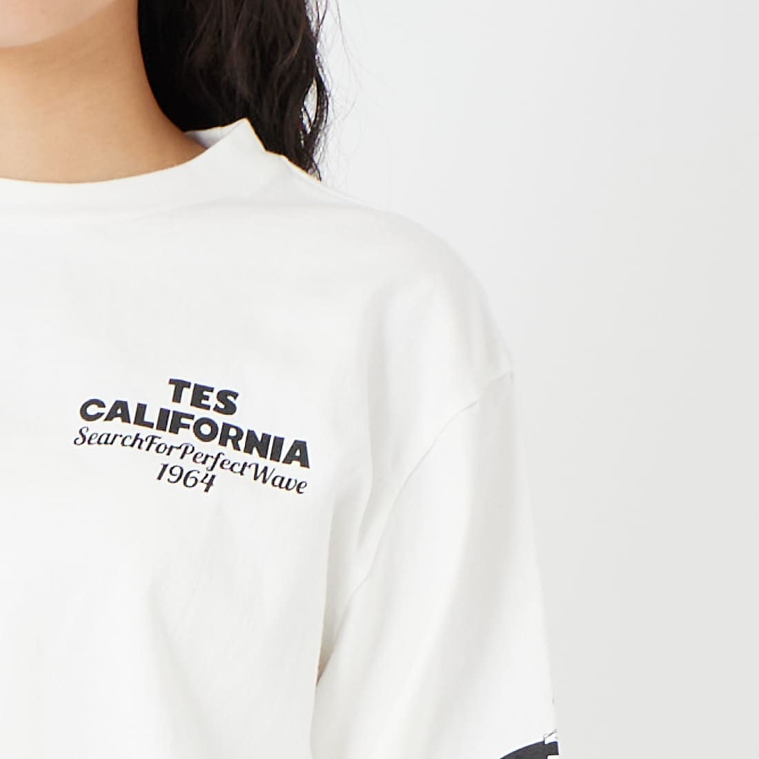 The Endless Summer [エンドレスサマー] オーバルロゴプリント ロングスリーブTシャツ [FH-26374305] 07 WHITE &&モデル身長：162cm 着用サイズ：S&&