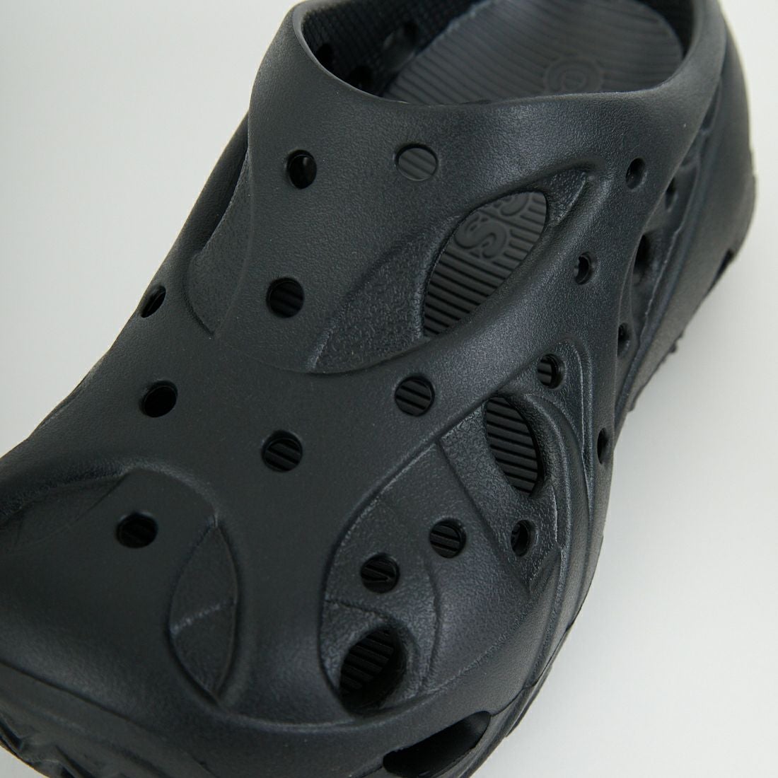 Crocs [クロックス] ケージド クロッグ [211141] BLACK