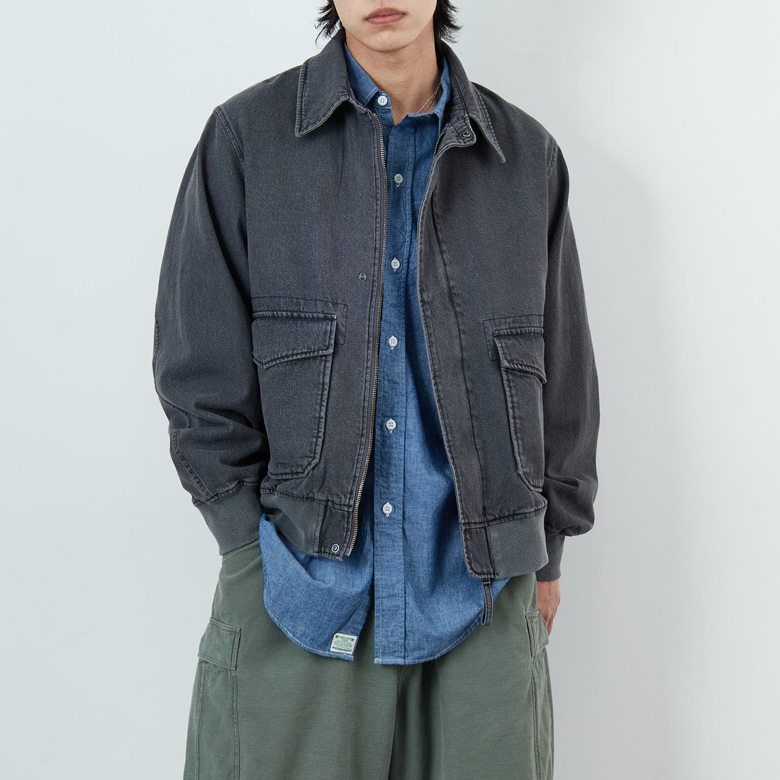 ARMY TWILL SANFORIZED [アーミーツイル サンフォライズド] 別注 ショート丈 デニムブルゾン [AM-2614502-INT-JF] BLACK &&モデル身長：179cm 着用サイズ：L&&