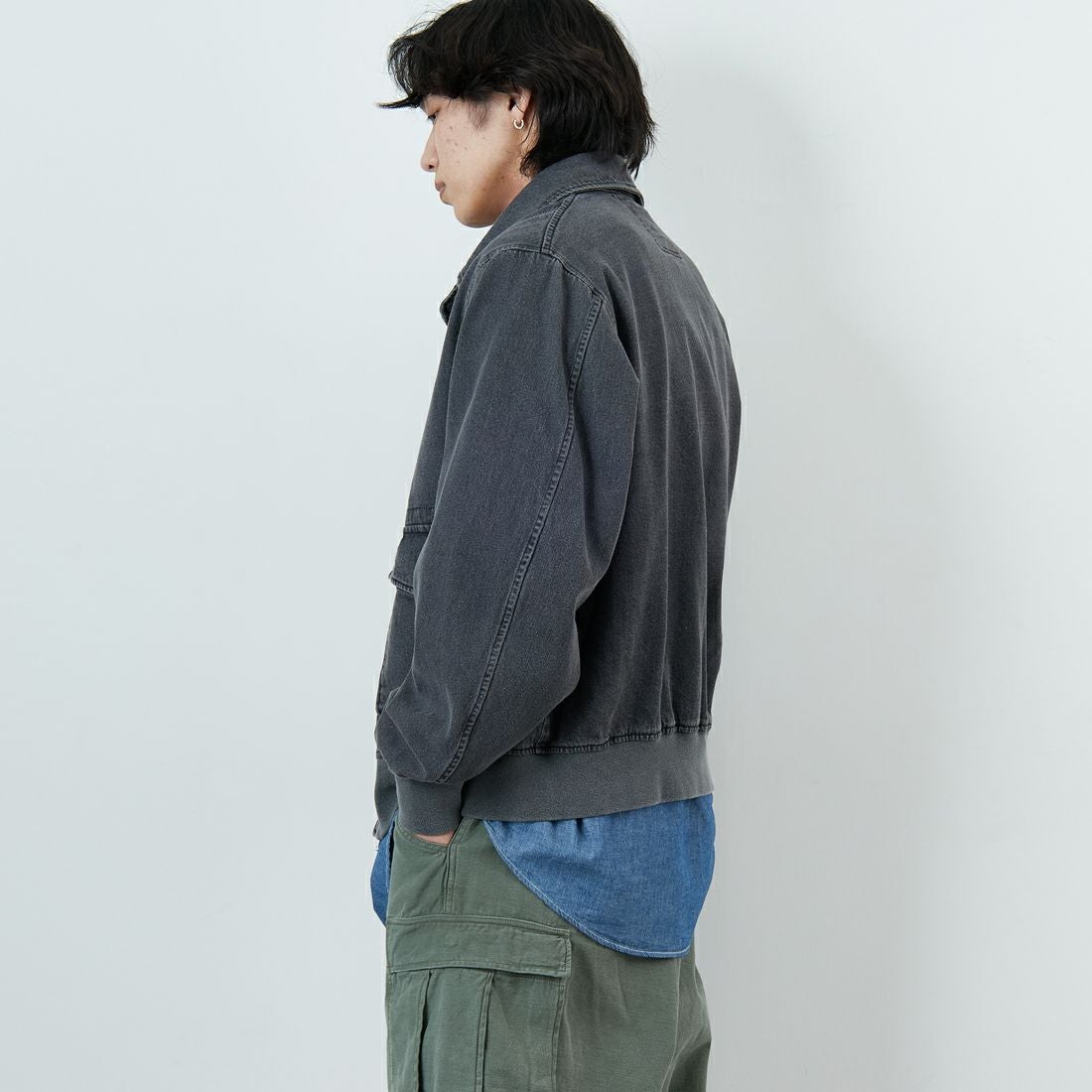ARMY TWILL SANFORIZED [アーミーツイル サンフォライズド] 別注 ショート丈 デニムブルゾン [AM-2614502-INT-JF] BLACK &&モデル身長：179cm 着用サイズ：L&&