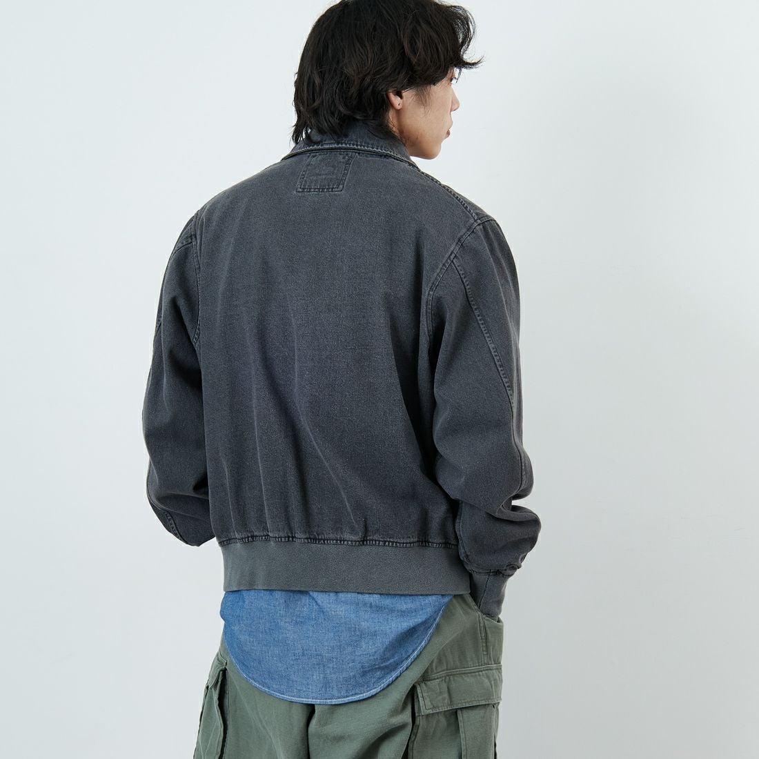 ARMY TWILL SANFORIZED [アーミーツイル サンフォライズド] 別注 ショート丈 デニムブルゾン [AM-2614502-INT-JF] BLACK &&モデル身長：179cm 着用サイズ：L&&
