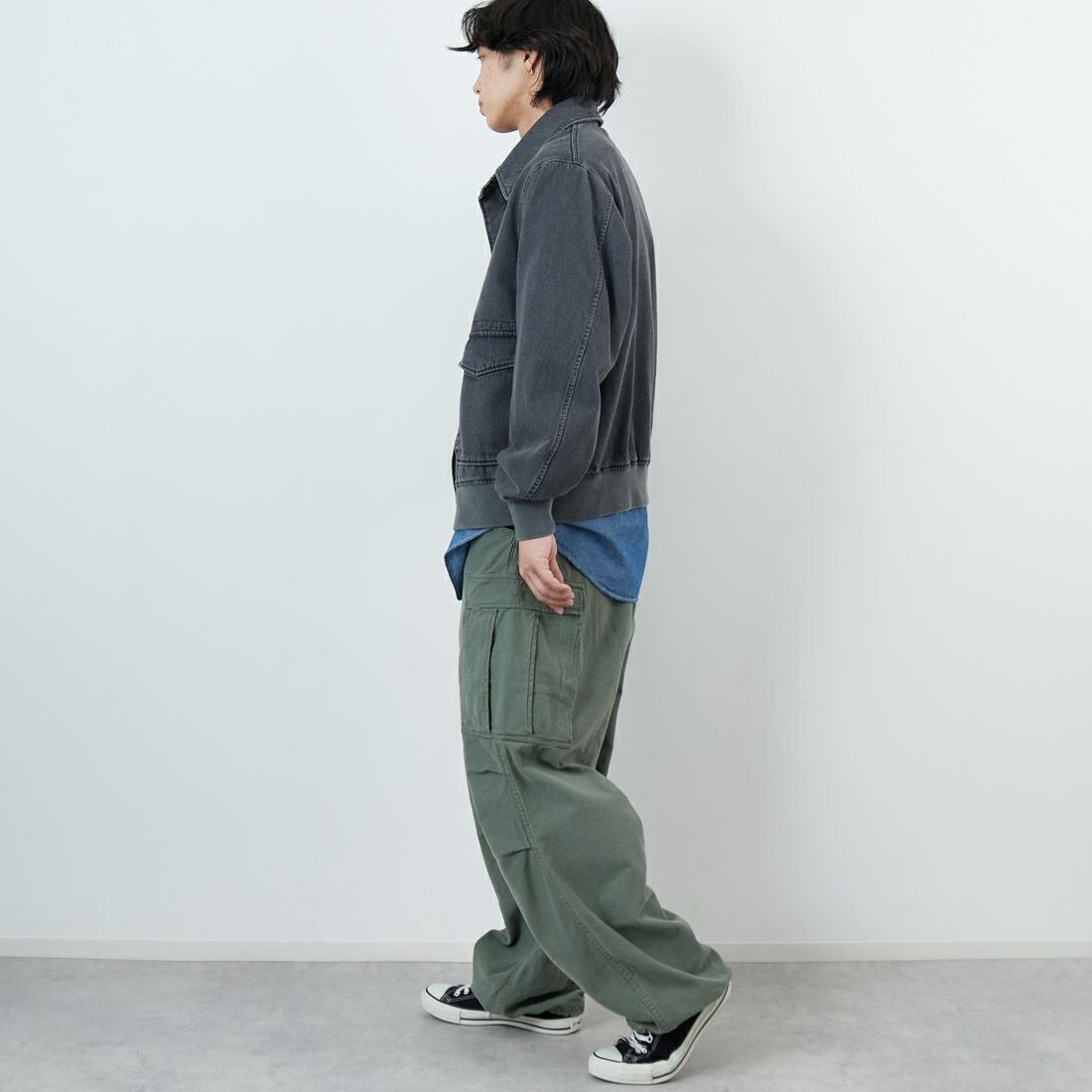 ARMY TWILL SANFORIZED [アーミーツイル サンフォライズド] 別注 ショート丈 デニムブルゾン [AM-2614502-INT-JF] BLACK &&モデル身長：179cm 着用サイズ：L&&