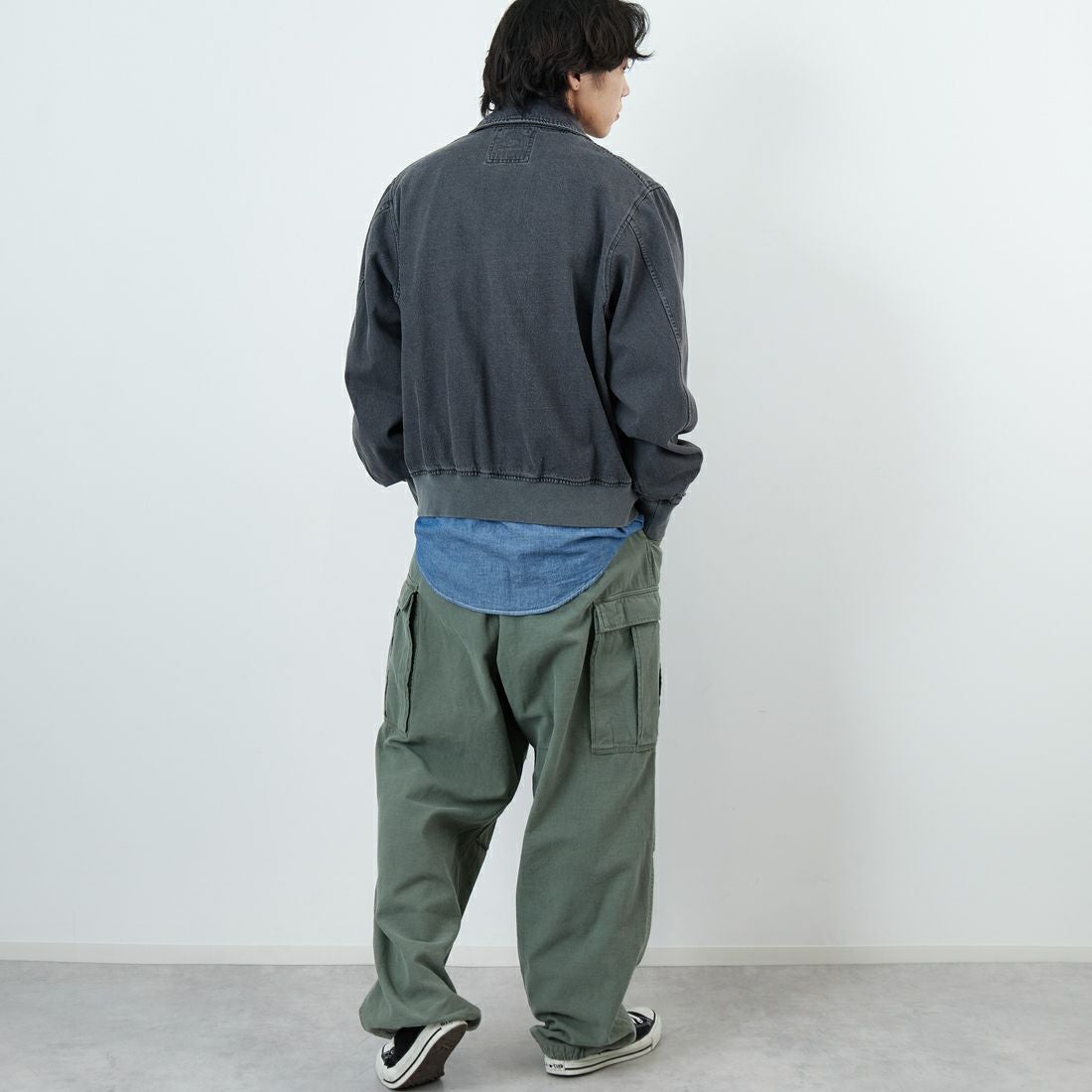 ARMY TWILL SANFORIZED [アーミーツイル サンフォライズド] 別注 ショート丈 デニムブルゾン [AM-2614502-INT-JF] BLACK &&モデル身長：179cm 着用サイズ：L&&