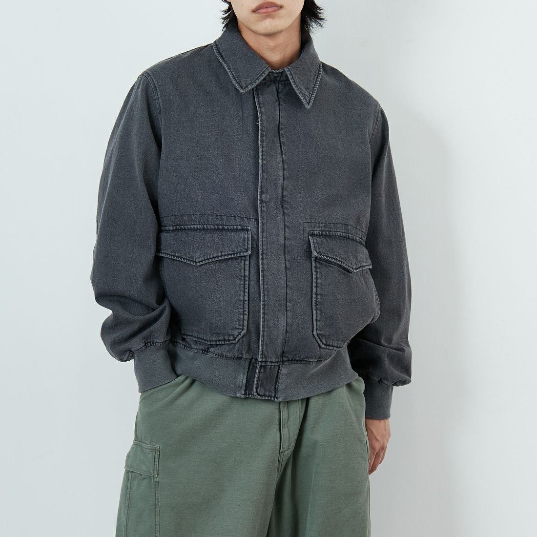ARMY TWILL SANFORIZED [アーミーツイル サンフォライズド] 別注 ショート丈 デニムブルゾン [AM-2614502-INT-JF] BLACK &&モデル身長：179cm 着用サイズ：L&&