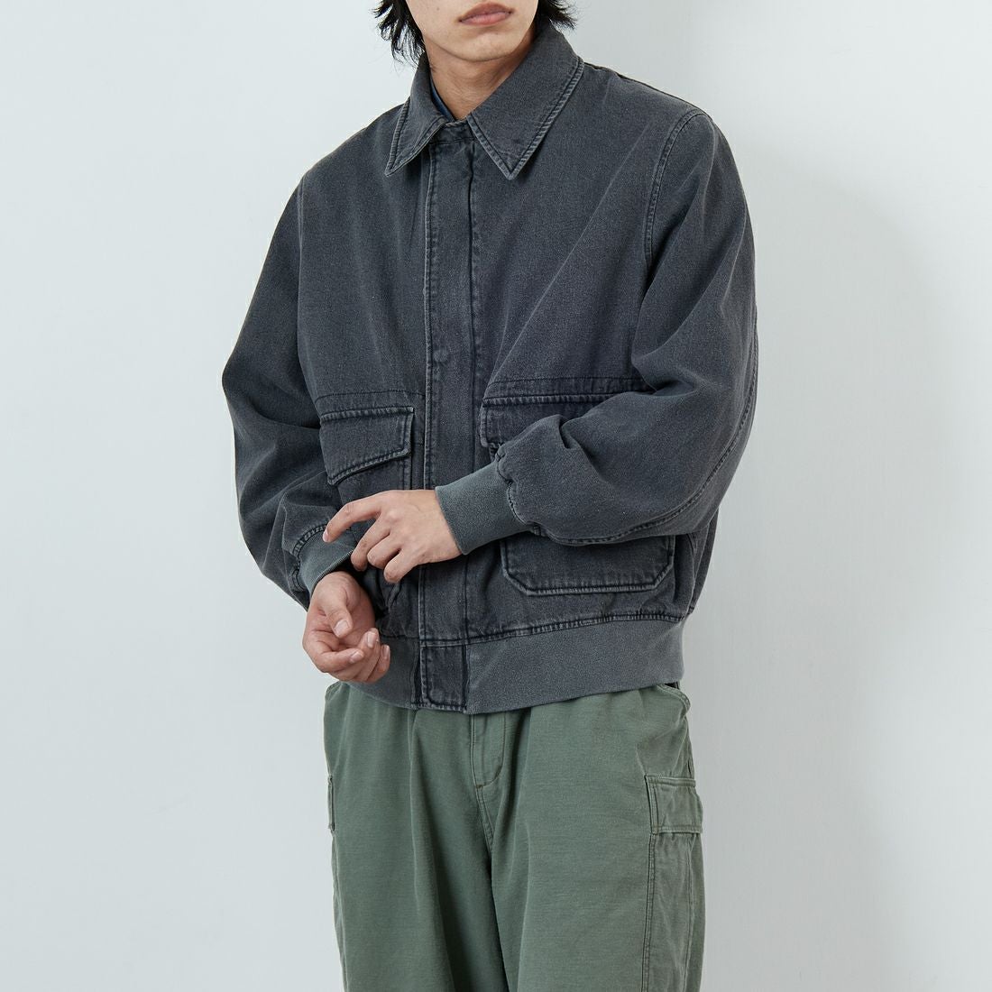 ARMY TWILL SANFORIZED [アーミーツイル サンフォライズド] 別注 ショート丈 デニムブルゾン [AM-2614502-INT-JF] BLACK &&モデル身長：179cm 着用サイズ：L&&