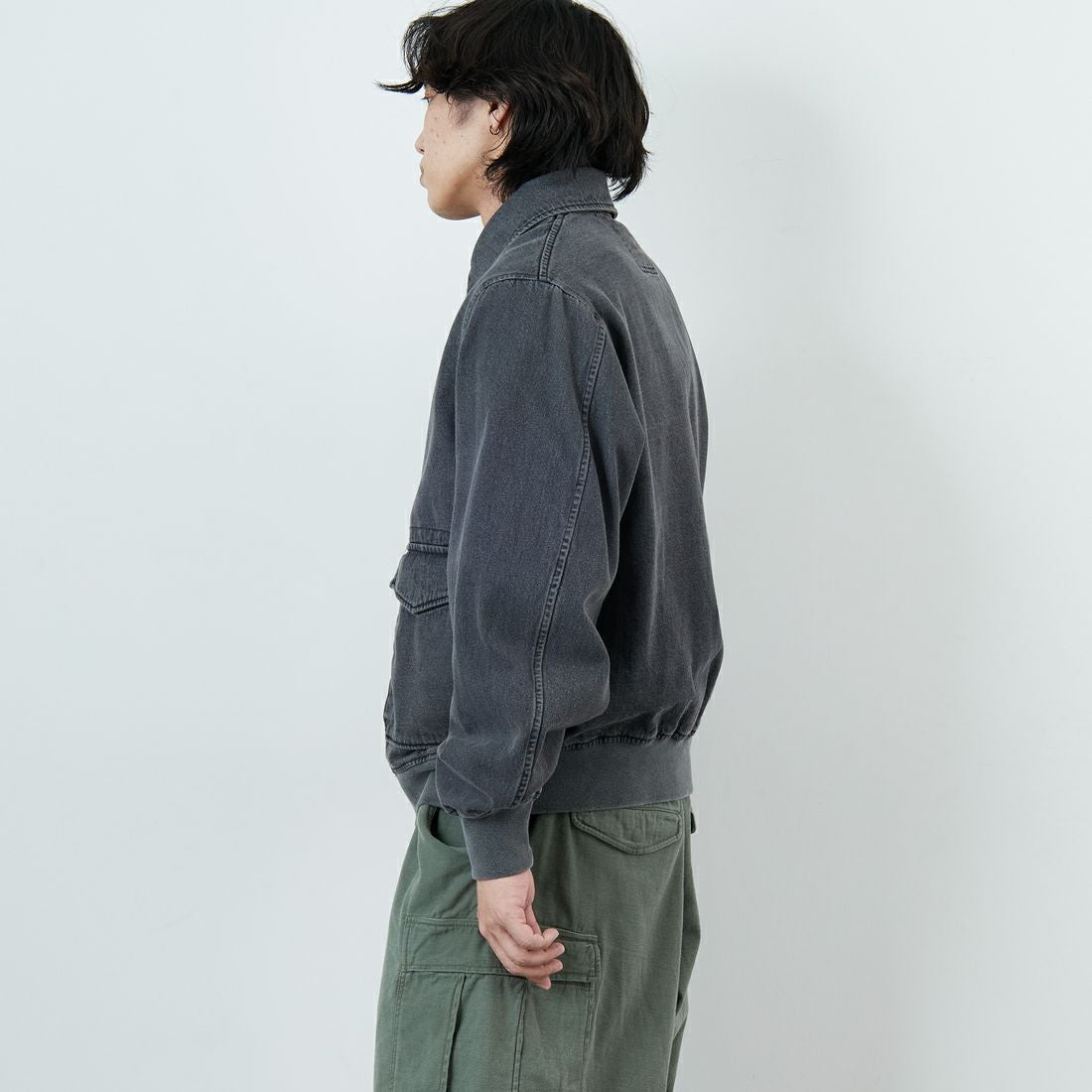 ARMY TWILL SANFORIZED [アーミーツイル サンフォライズド] 別注 ショート丈 デニムブルゾン [AM-2614502-INT-JF] BLACK &&モデル身長：179cm 着用サイズ：L&&
