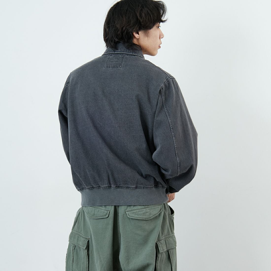 ARMY TWILL SANFORIZED [アーミーツイル サンフォライズド] 別注 ショート丈 デニムブルゾン [AM-2614502-INT-JF] BLACK &&モデル身長：179cm 着用サイズ：L&&
