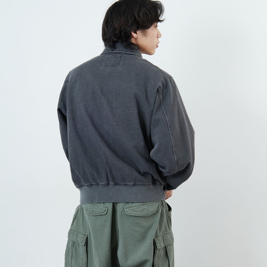 ARMY TWILL SANFORIZED [アーミーツイル サンフォライズド] 別注 ショート丈 デニムブルゾン [AM-2614502-INT-JF] BLACK &&モデル身長：179cm 着用サイズ：L&&