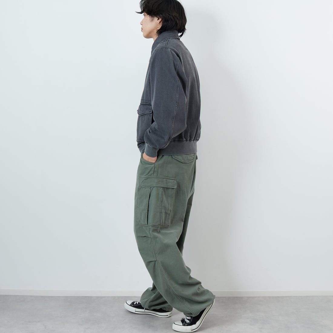 ARMY TWILL SANFORIZED [アーミーツイル サンフォライズド] 別注 ショート丈 デニムブルゾン [AM-2614502-INT-JF] BLACK &&モデル身長：179cm 着用サイズ：L&&