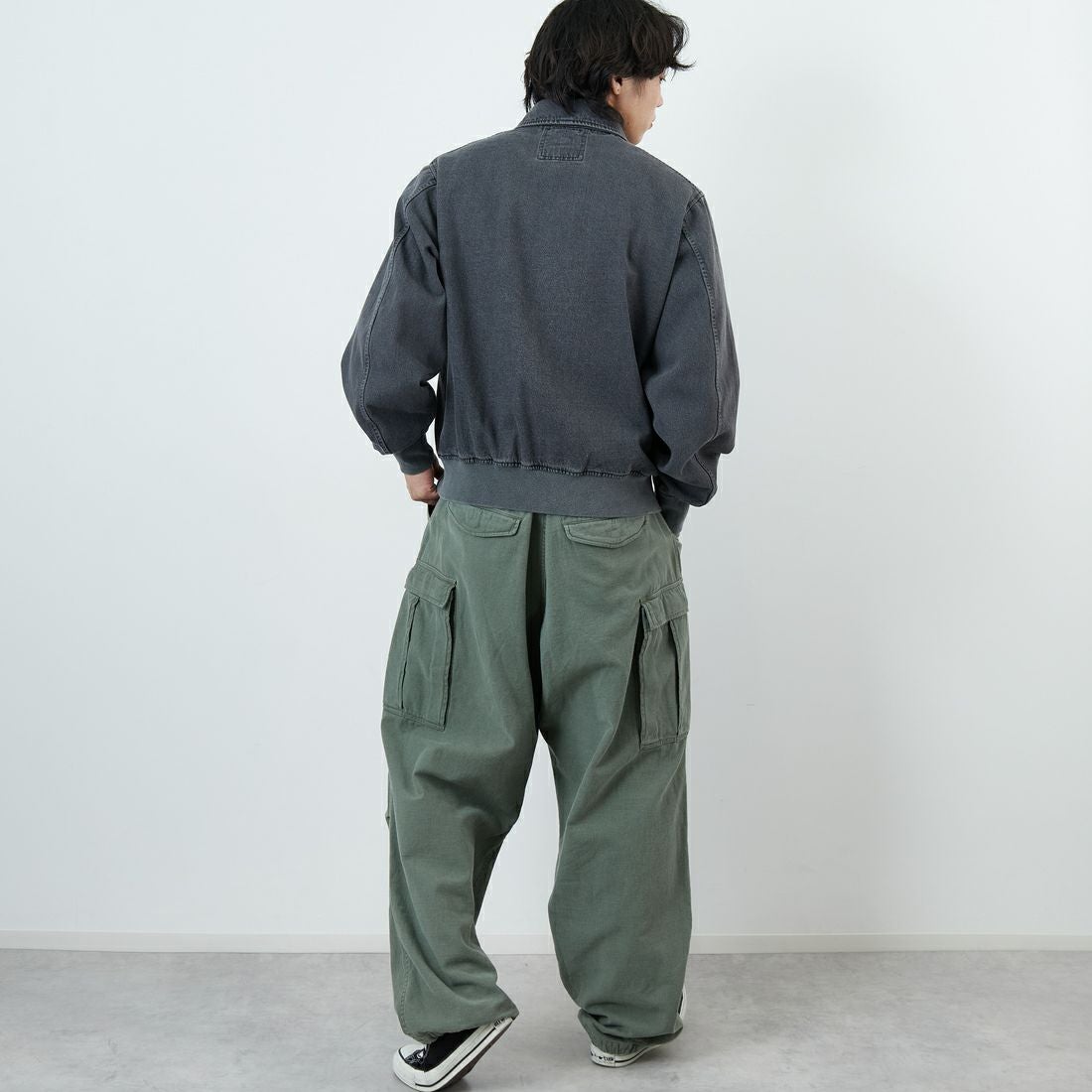 ARMY TWILL SANFORIZED [アーミーツイル サンフォライズド] 別注 ショート丈 デニムブルゾン [AM-2614502-INT-JF] BLACK &&モデル身長：179cm 着用サイズ：L&&