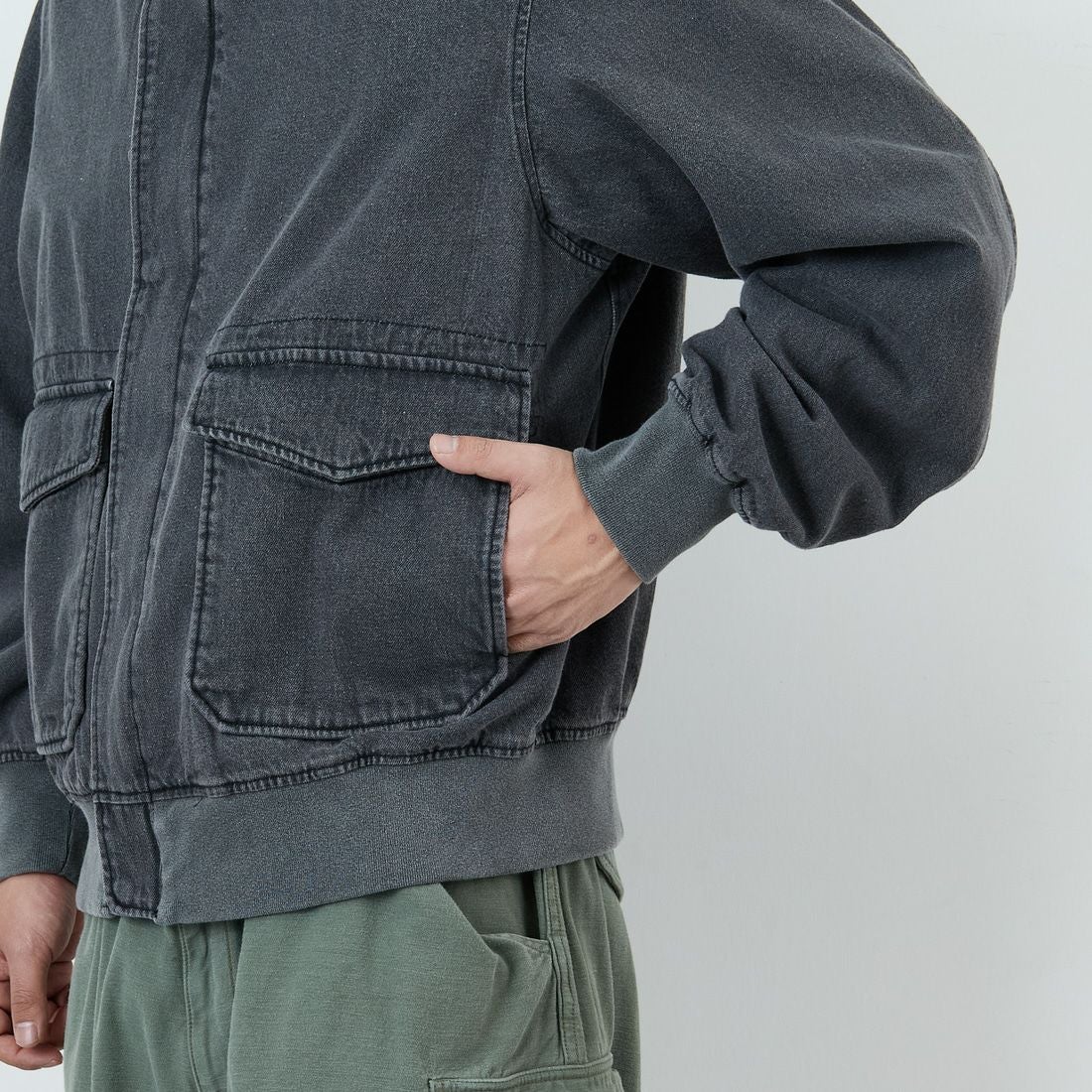 ARMY TWILL SANFORIZED [アーミーツイル サンフォライズド] 別注 ショート丈 デニムブルゾン [AM-2614502-INT-JF] BLACK &&モデル身長：179cm 着用サイズ：L&&