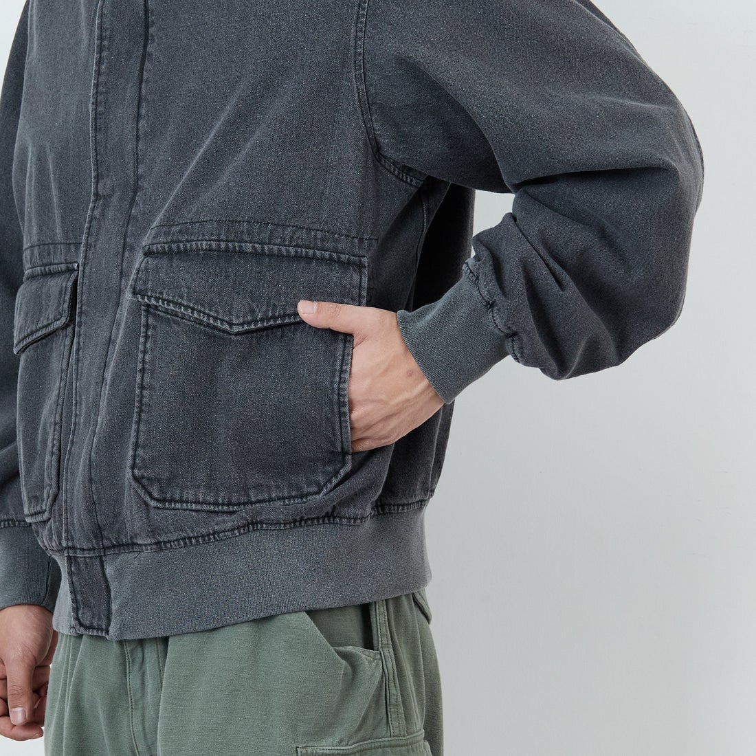 ARMY TWILL SANFORIZED [アーミーツイル サンフォライズド] 別注 ショート丈 デニムブルゾン [AM-2614502-INT-JF] BLACK &&モデル身長：179cm 着用サイズ：L&&