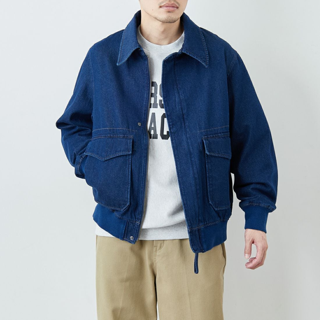 ARMY TWILL SANFORIZED [アーミーツイル サンフォライズド] 別注 ショート丈 デニムブルゾン [AM-2614502-INT-JF] NAVY &&モデル身長：168cm 着用サイズ：M&&