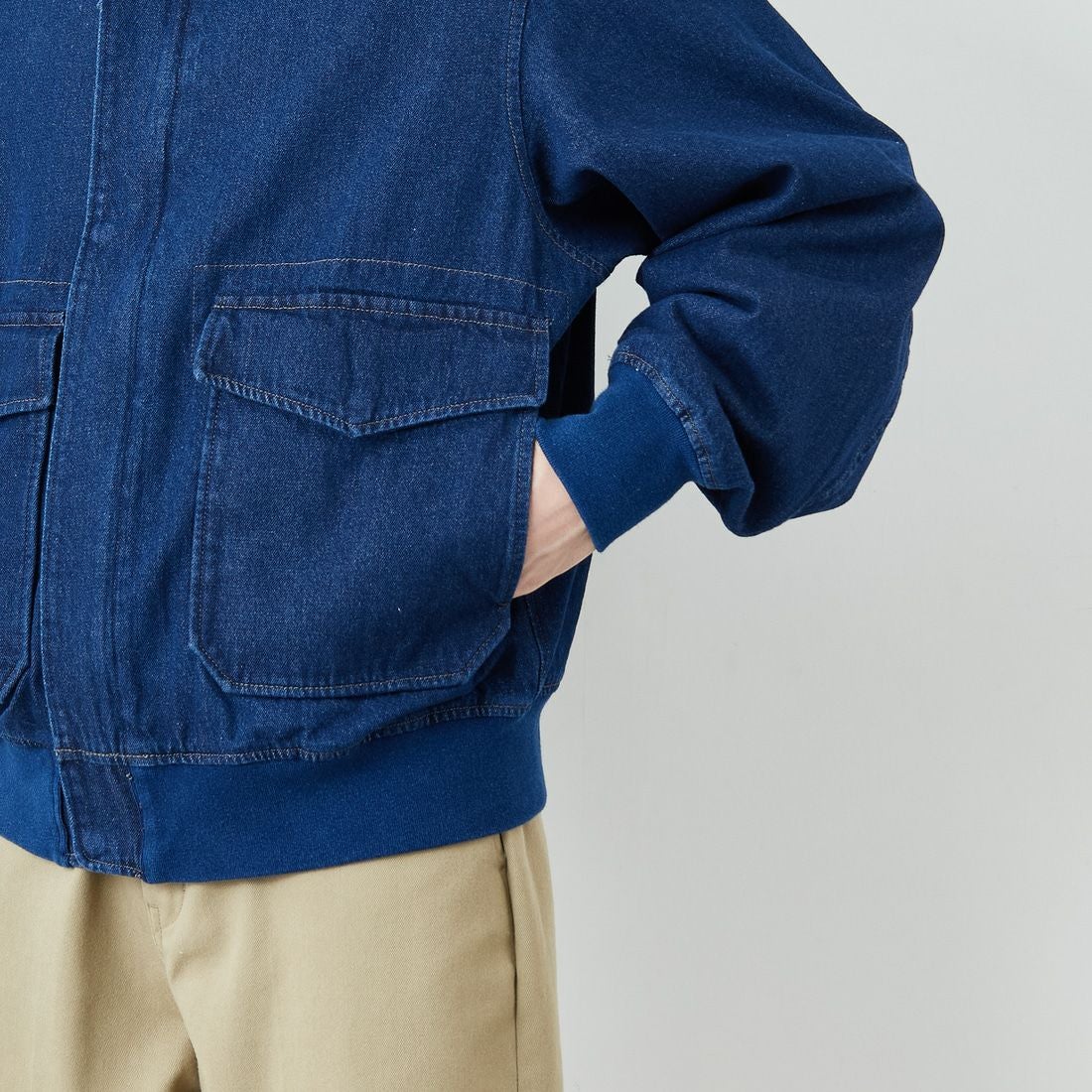 ARMY TWILL SANFORIZED [アーミーツイル サンフォライズド] 別注 ショート丈 デニムブルゾン [AM-2614502-INT-JF] NAVY &&モデル身長：168cm 着用サイズ：M&&