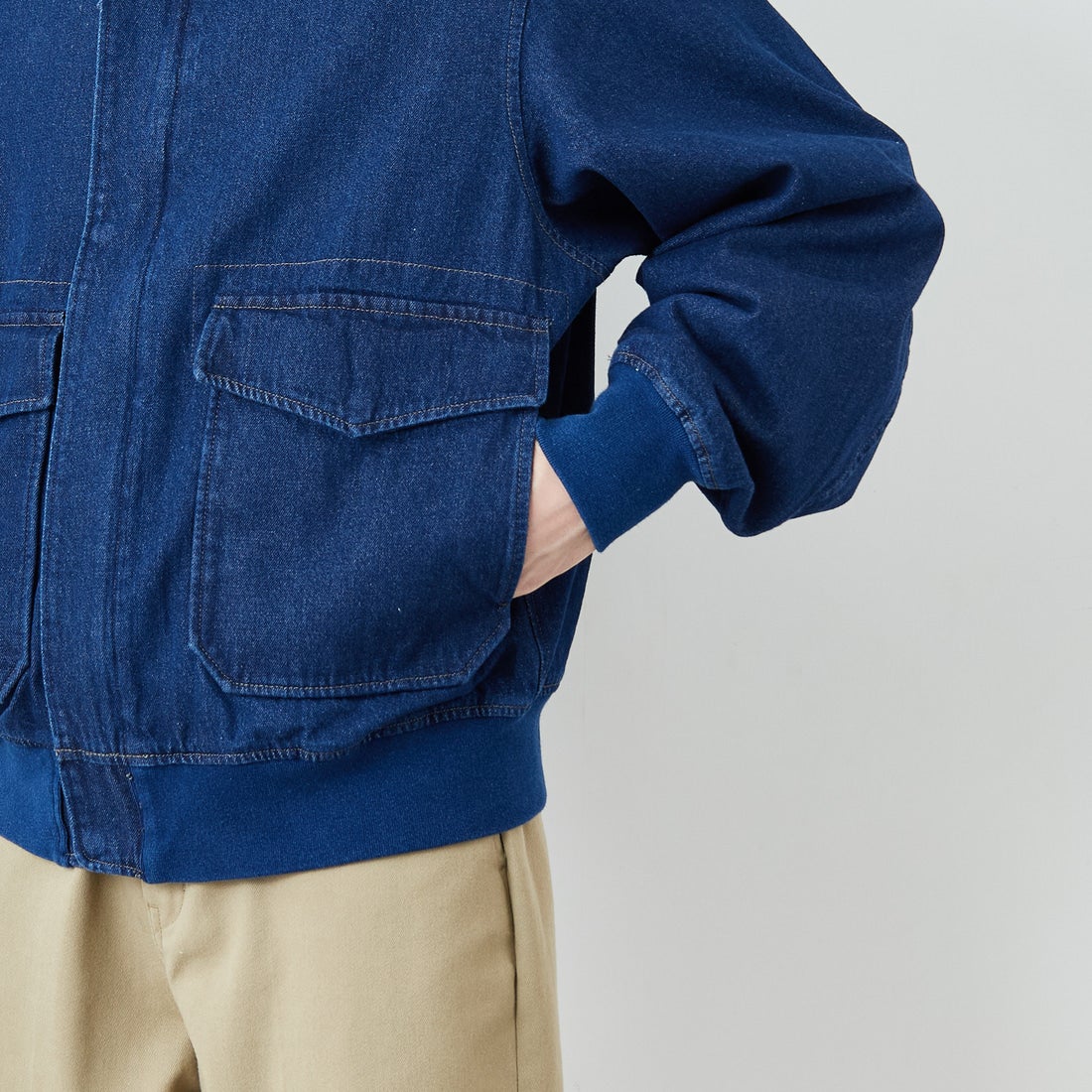 ARMY TWILL SANFORIZED [アーミーツイル サンフォライズド] 別注 ショート丈 デニムブルゾン [AM-2614502-INT-JF] NAVY &&モデル身長：168cm 着用サイズ：M&&