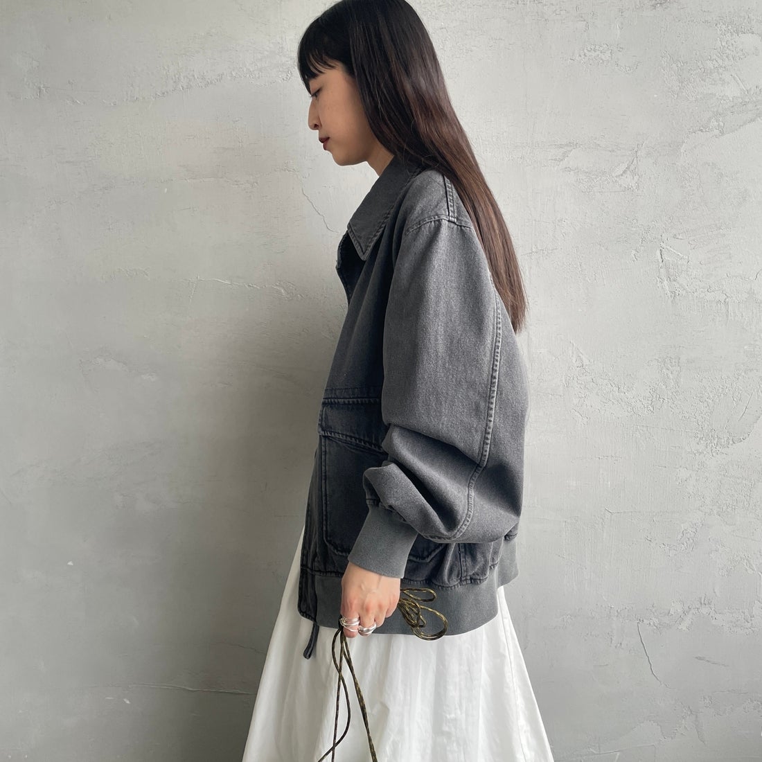 ARMY TWILL SANFORIZED [アーミーツイル サンフォライズド] 別注 ショート丈 デニムブルゾン [AM-2614502-INT-JF] BLACK &&モデル身長：150cm 着用サイズ：S&&