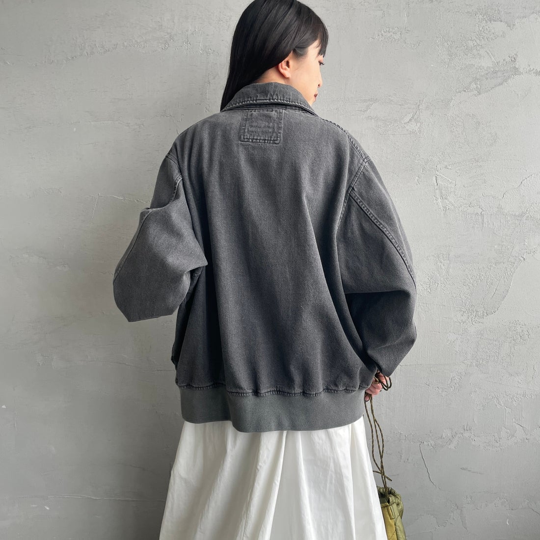 ARMY TWILL SANFORIZED [アーミーツイル サンフォライズド] 別注 ショート丈 デニムブルゾン [AM-2614502-INT-JF] BLACK &&モデル身長：150cm 着用サイズ：S&&