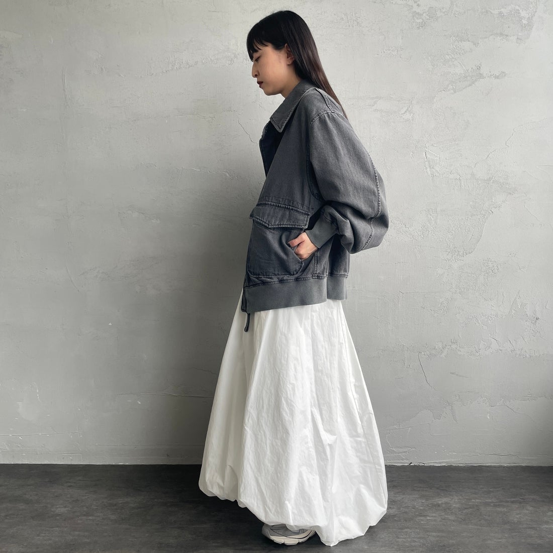 ARMY TWILL SANFORIZED [アーミーツイル サンフォライズド] 別注 ショート丈 デニムブルゾン [AM-2614502-INT-JF] BLACK &&モデル身長：150cm 着用サイズ：S&&