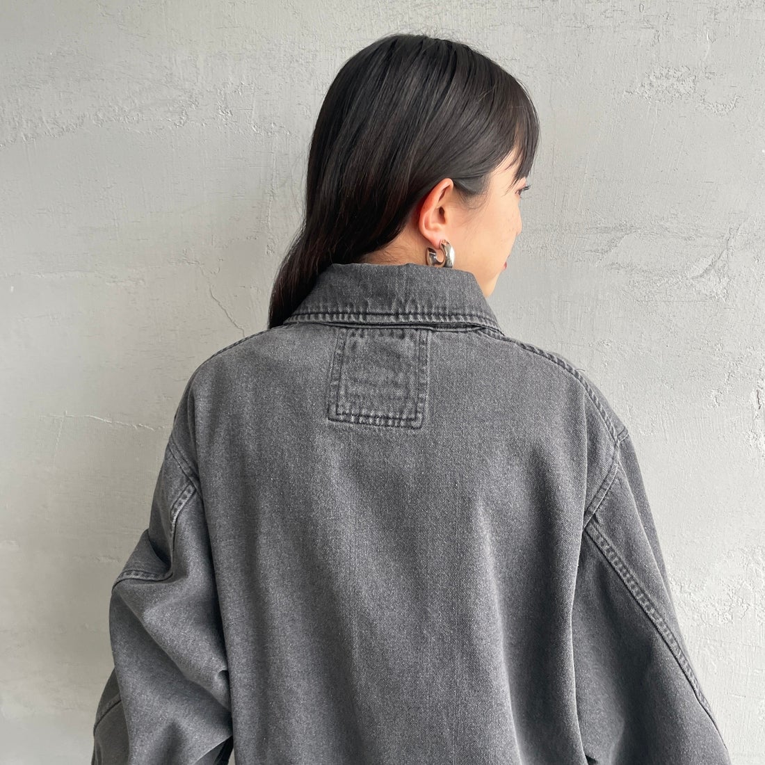 ARMY TWILL SANFORIZED [アーミーツイル サンフォライズド] 別注 ショート丈 デニムブルゾン [AM-2614502-INT-JF] BLACK &&モデル身長：150cm 着用サイズ：S&&