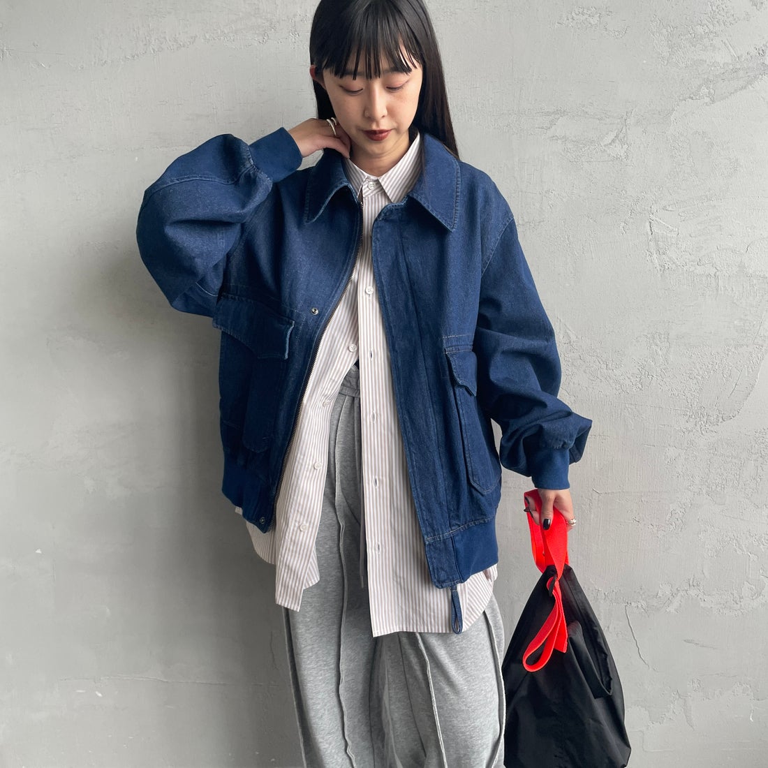 ARMY TWILL SANFORIZED [アーミーツイル サンフォライズド] 別注 ショート丈 デニムブルゾン [AM-2614502-INT-JF] NAVY &&モデル身長：150cm 着用サイズ：S&&