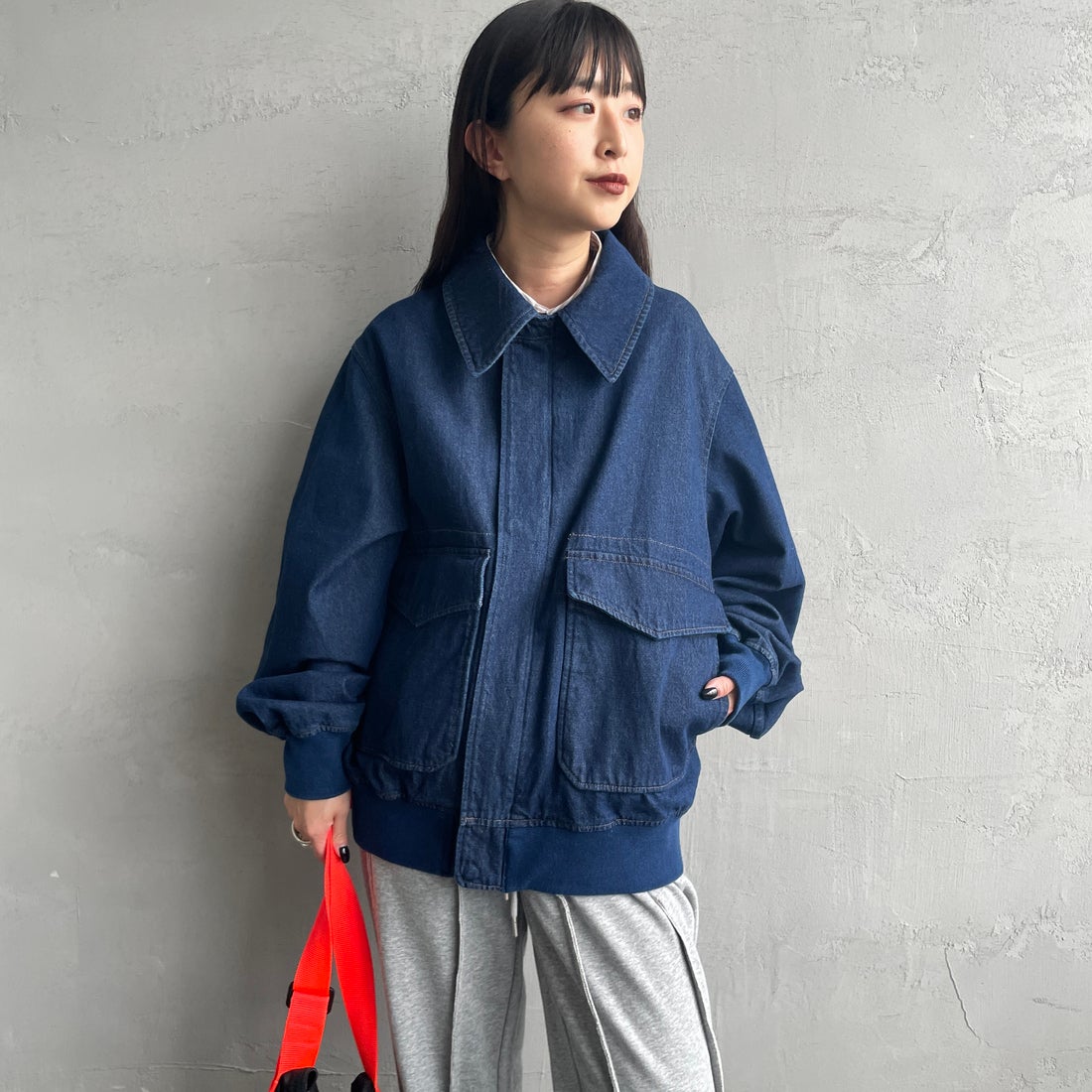 ARMY TWILL SANFORIZED [アーミーツイル サンフォライズド] 別注 ショート丈 デニムブルゾン [AM-2614502-INT-JF] NAVY &&モデル身長：150cm 着用サイズ：S&&