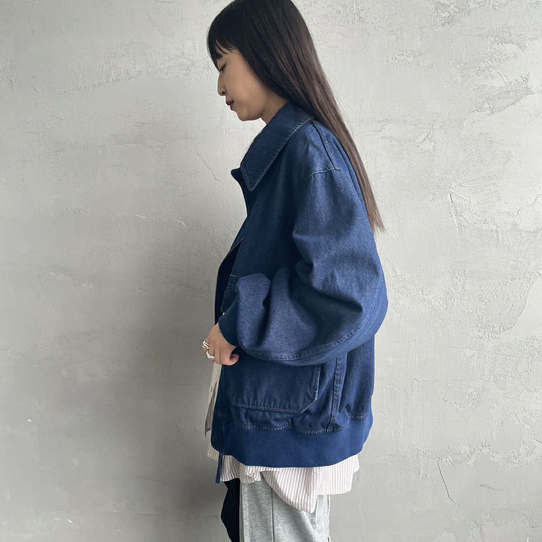 ARMY TWILL SANFORIZED [アーミーツイル サンフォライズド] 別注 ショート丈 デニムブルゾン [AM-2614502-INT-JF] NAVY &&モデル身長：150cm 着用サイズ：S&&