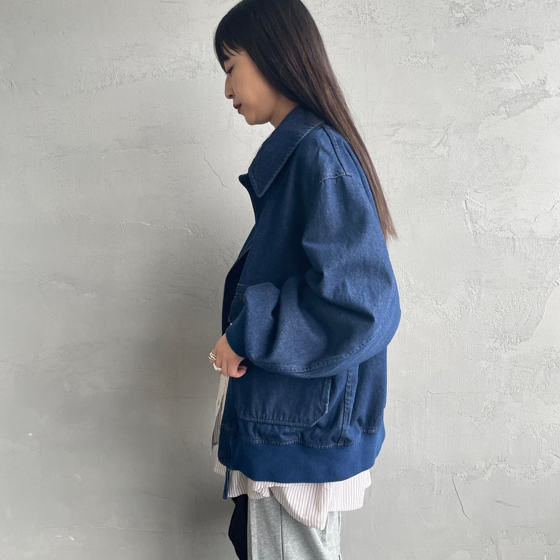 ARMY TWILL SANFORIZED [アーミーツイル サンフォライズド] 別注 ショート丈 デニムブルゾン [AM-2614502-INT-JF] NAVY &&モデル身長：150cm 着用サイズ：S&&