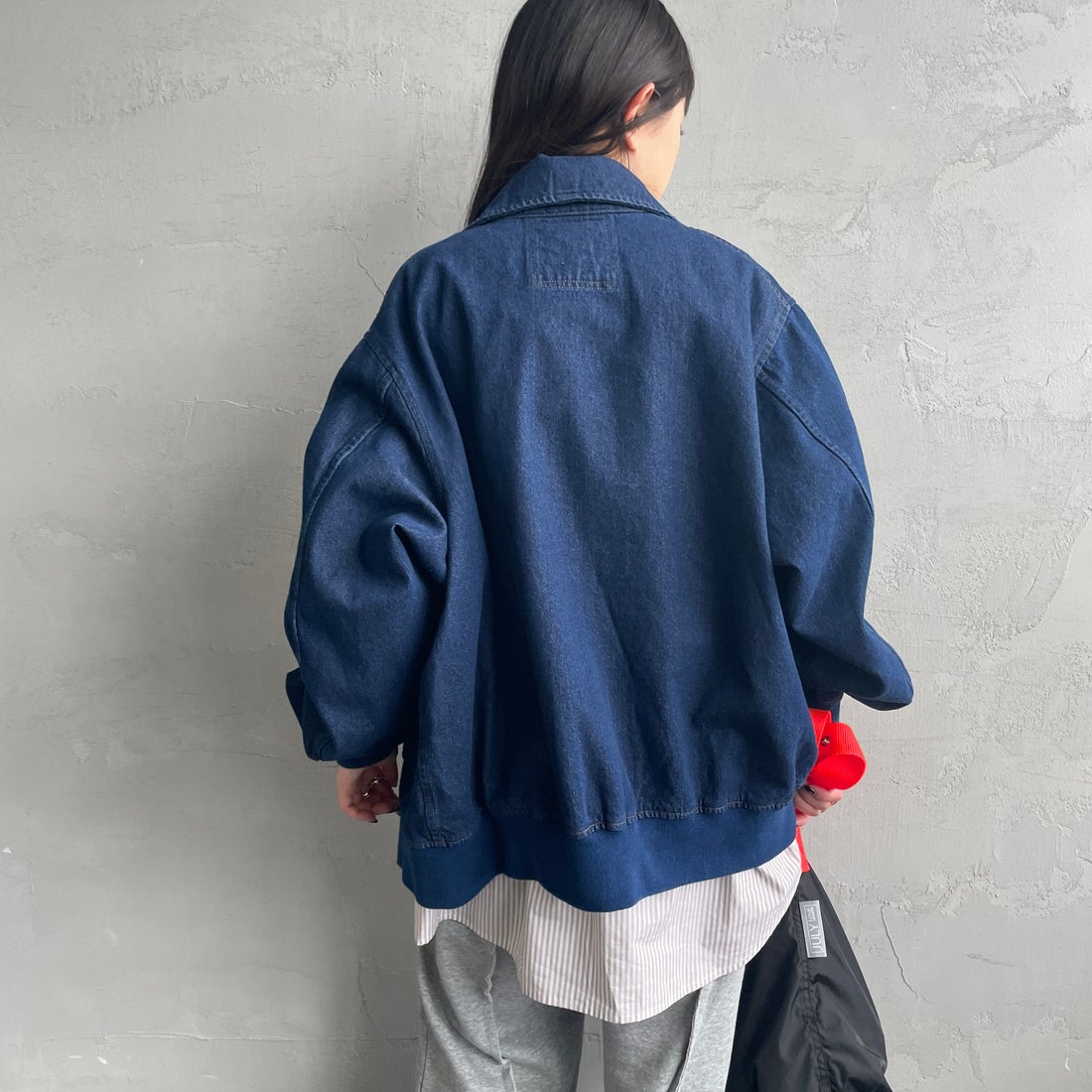 ARMY TWILL SANFORIZED [アーミーツイル サンフォライズド] 別注 ショート丈 デニムブルゾン [AM-2614502-INT-JF] NAVY &&モデル身長：150cm 着用サイズ：S&&