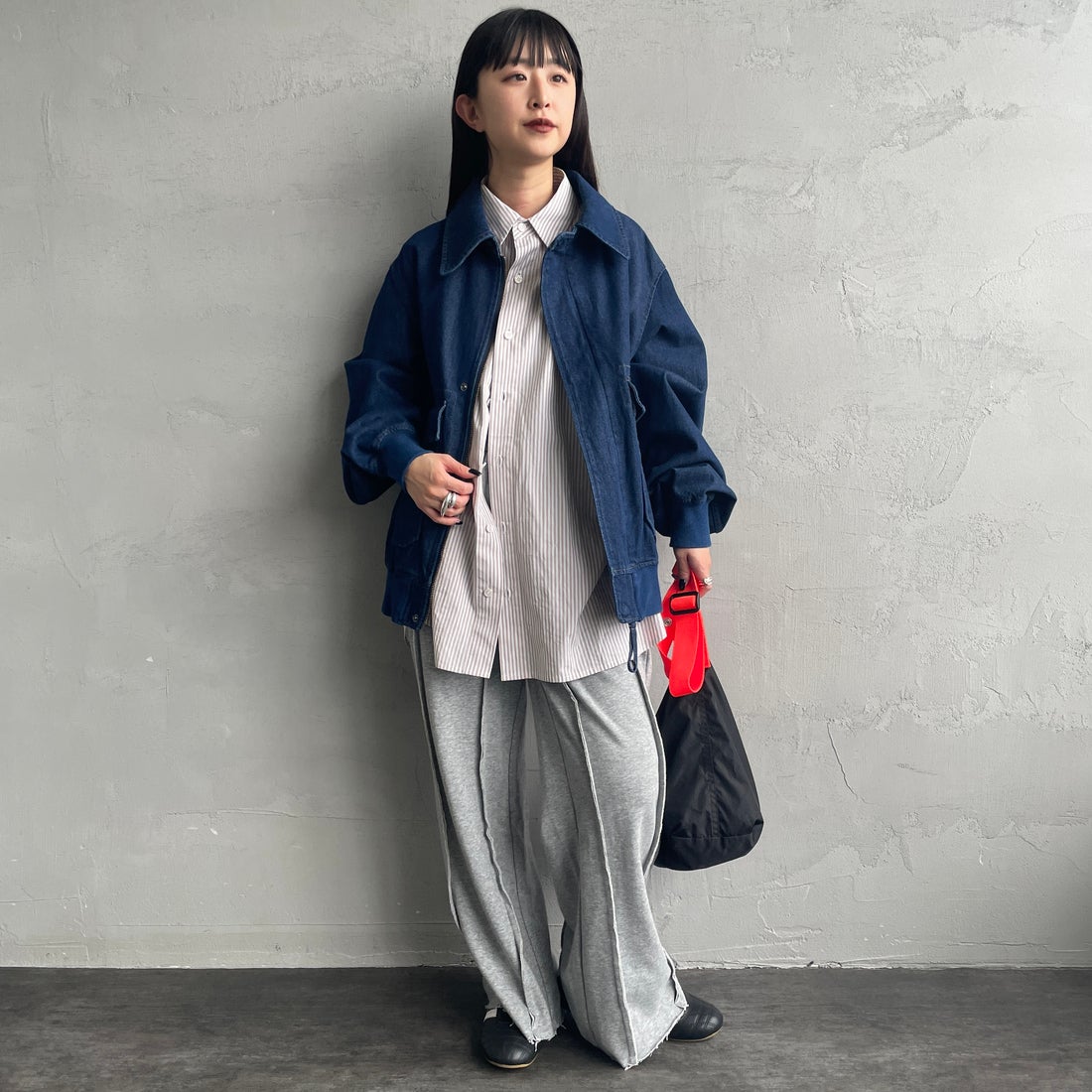 ARMY TWILL SANFORIZED [アーミーツイル サンフォライズド] 別注 ショート丈 デニムブルゾン [AM-2614502-INT-JF] NAVY &&モデル身長：150cm 着用サイズ：S&&