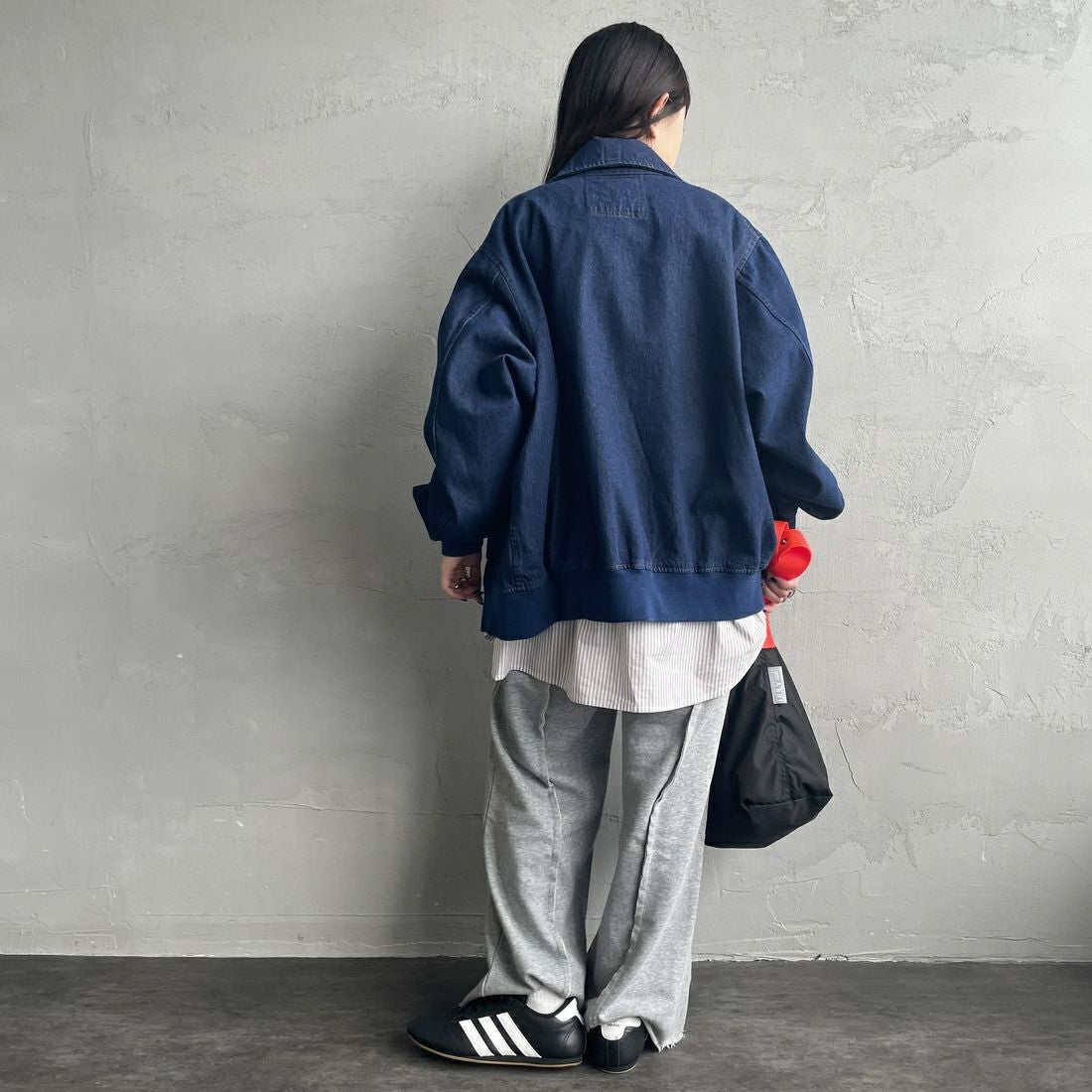 ARMY TWILL SANFORIZED [アーミーツイル サンフォライズド] 別注 ショート丈 デニムブルゾン [AM-2614502-INT-JF] NAVY &&モデル身長：150cm 着用サイズ：S&&