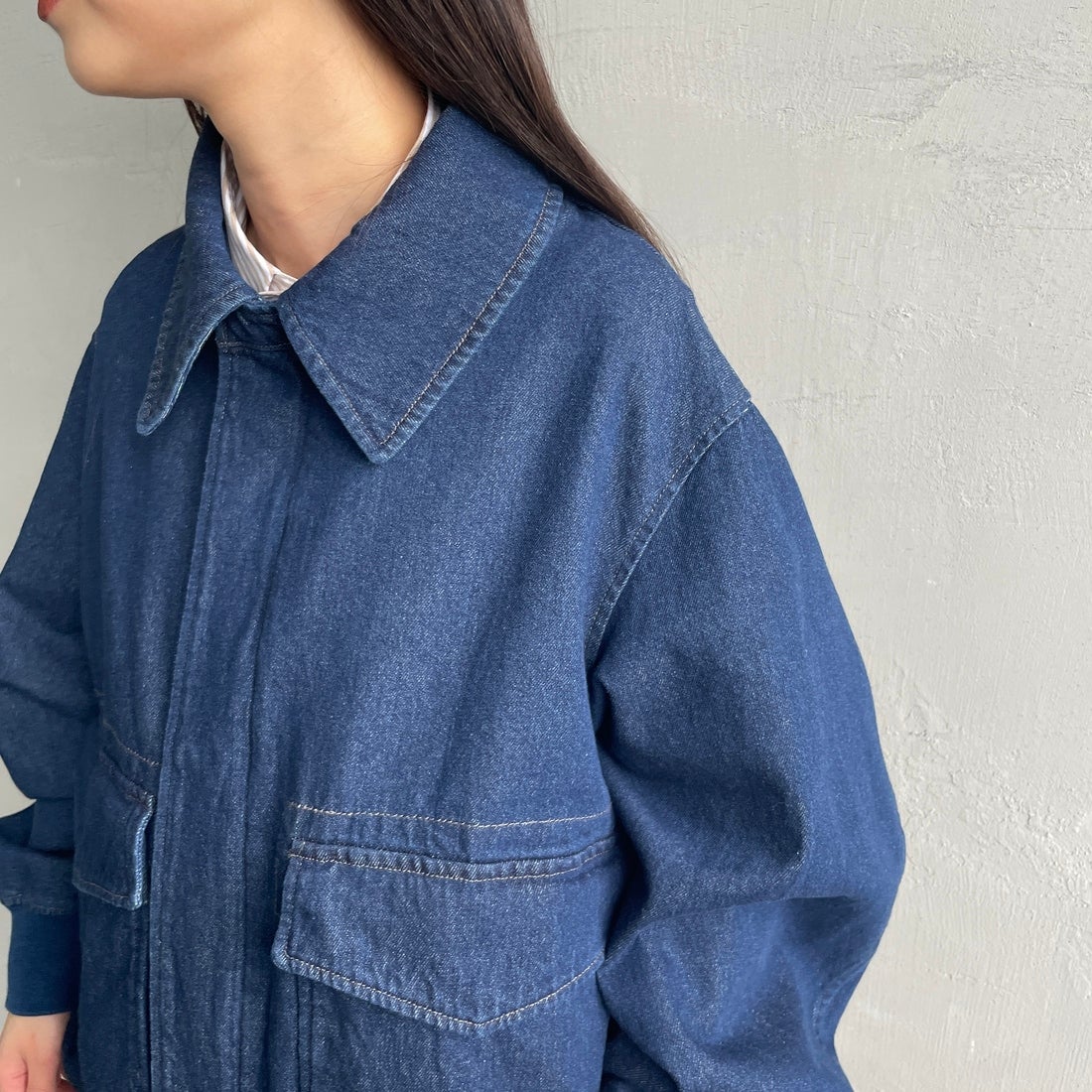 ARMY TWILL SANFORIZED [アーミーツイル サンフォライズド] 別注 ショート丈 デニムブルゾン [AM-2614502-INT-JF] NAVY &&モデル身長：150cm 着用サイズ：S&&