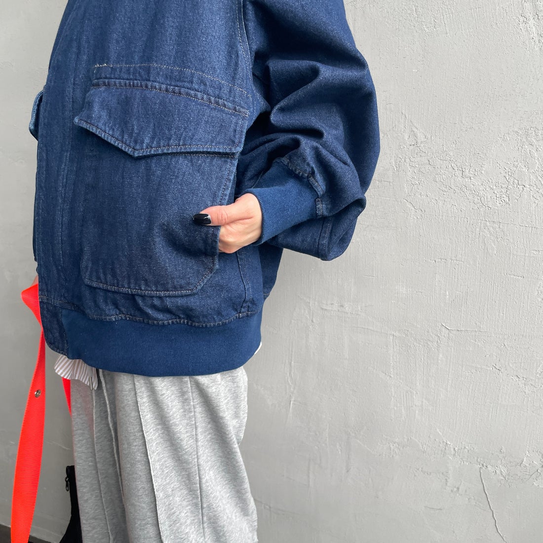 ARMY TWILL SANFORIZED [アーミーツイル サンフォライズド] 別注 ショート丈 デニムブルゾン [AM-2614502-INT-JF] NAVY &&モデル身長：150cm 着用サイズ：S&&