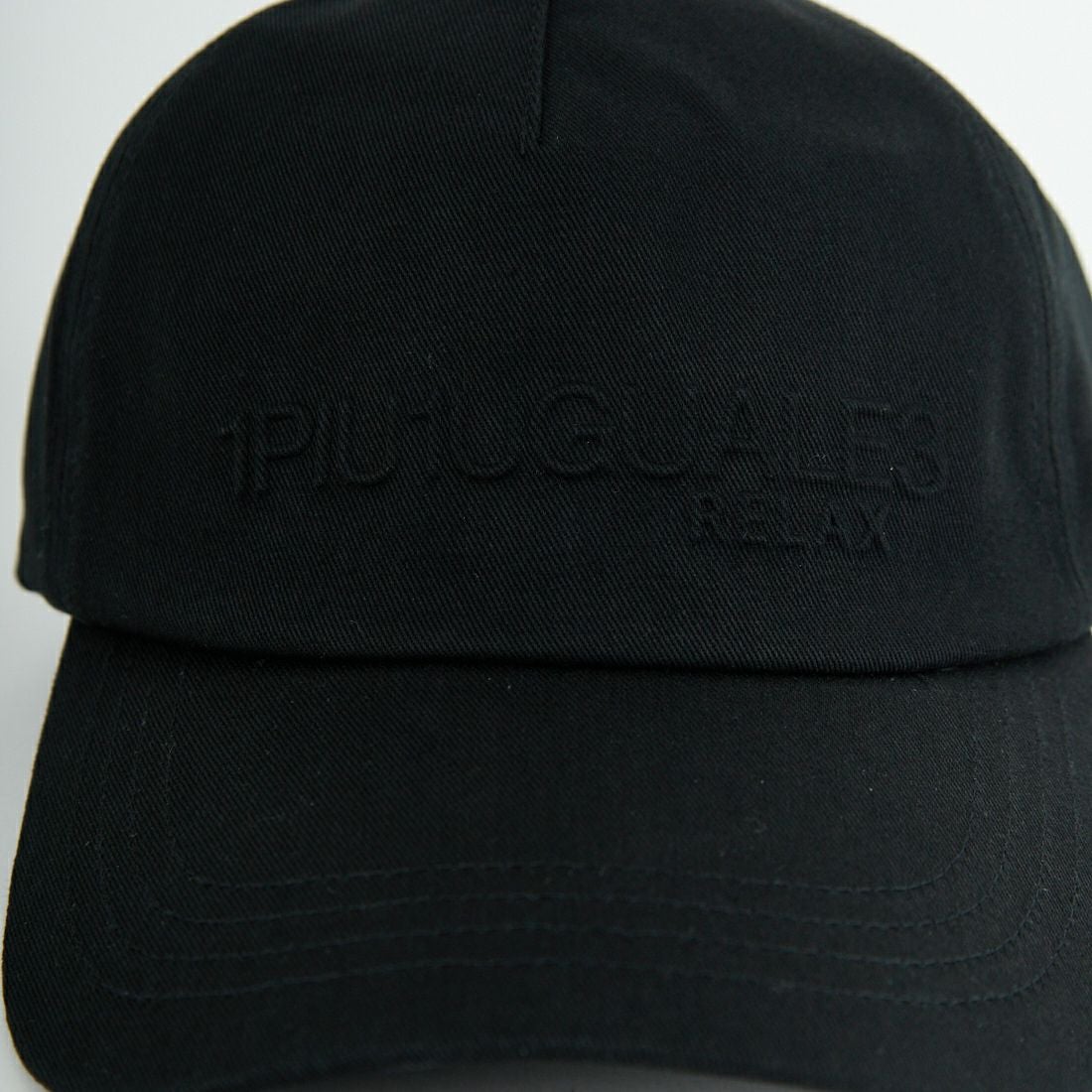 1PIU1UGUALE3 RELAX [ウノ ピゥ ウノ ウグァーレ トレ] エンボスロゴ ベースボールキャップ [USZ-26020] SN90 BLACK