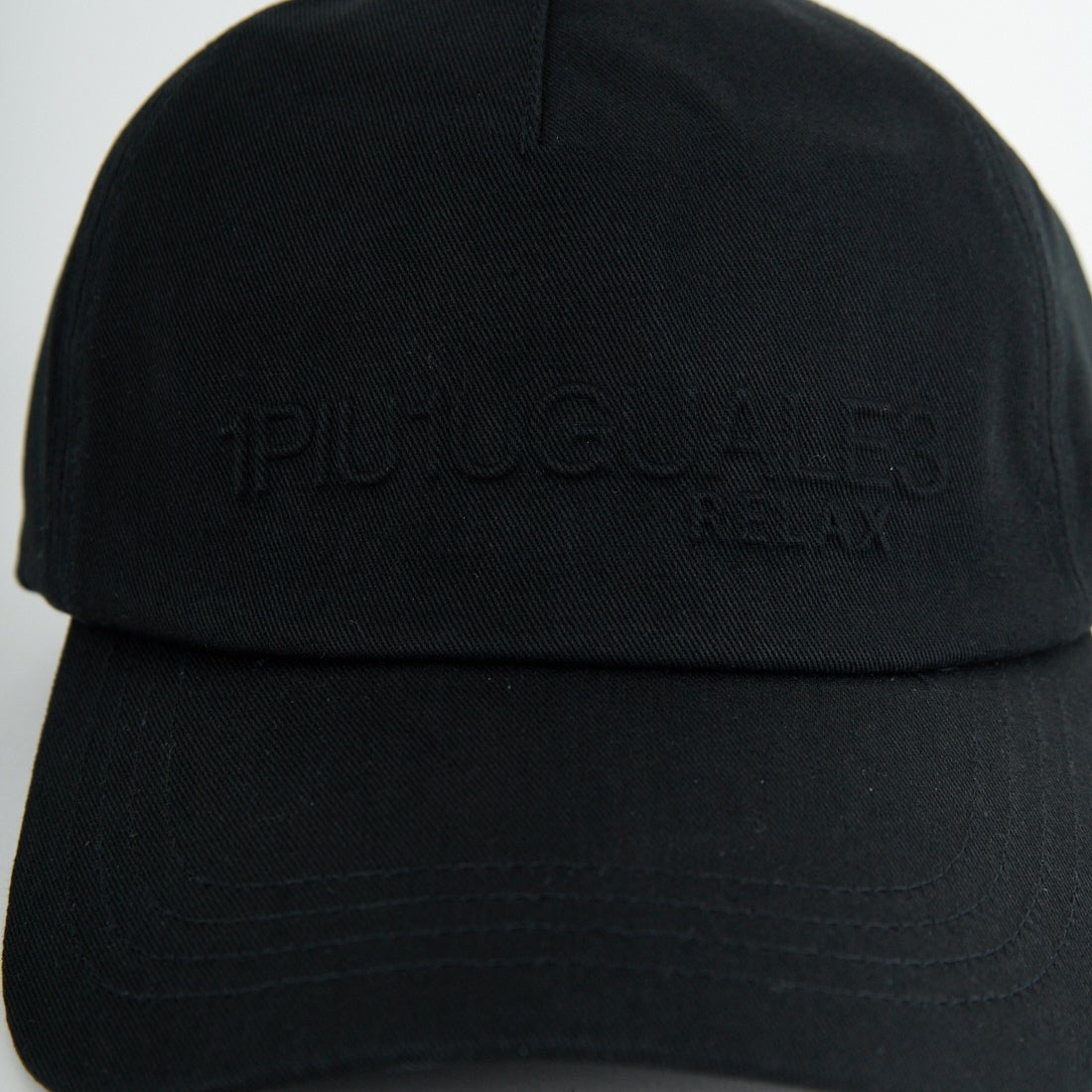 1PIU1UGUALE3 RELAX [ウノ ピゥ ウノ ウグァーレ トレ] エンボスロゴ ベースボールキャップ [USZ-26020] SN90 BLACK