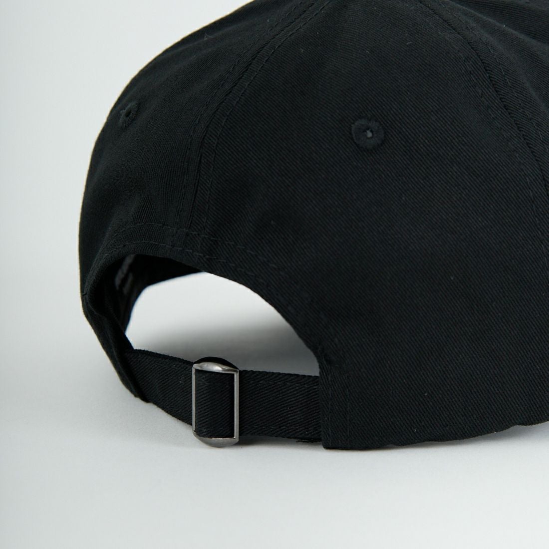 1PIU1UGUALE3 RELAX [ウノ ピゥ ウノ ウグァーレ トレ] エンボスロゴ ベースボールキャップ [USZ-26020] SN90 BLACK