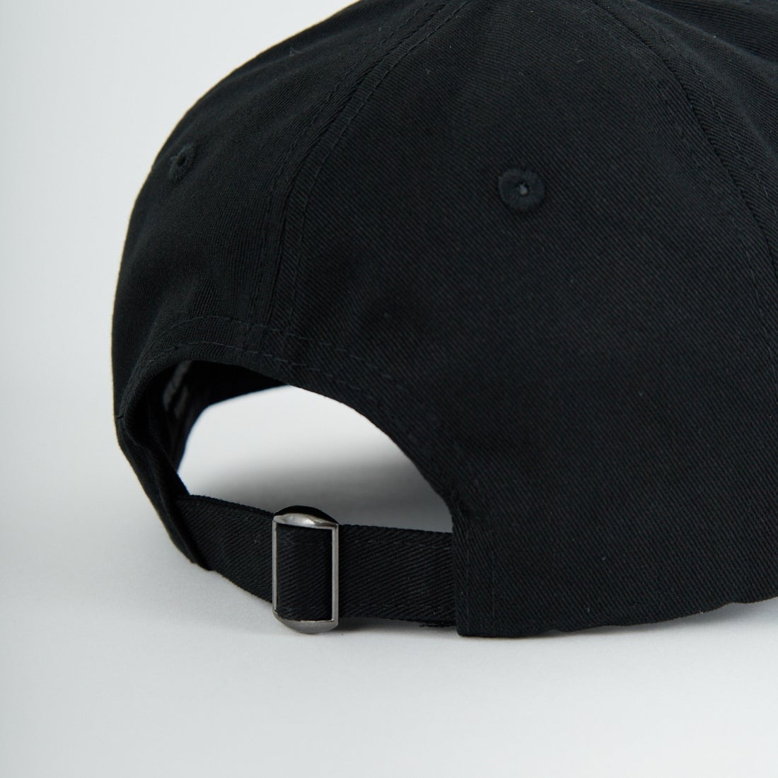 1PIU1UGUALE3 RELAX [ウノ ピゥ ウノ ウグァーレ トレ] エンボスロゴ ベースボールキャップ [USZ-26020] SN90 BLACK