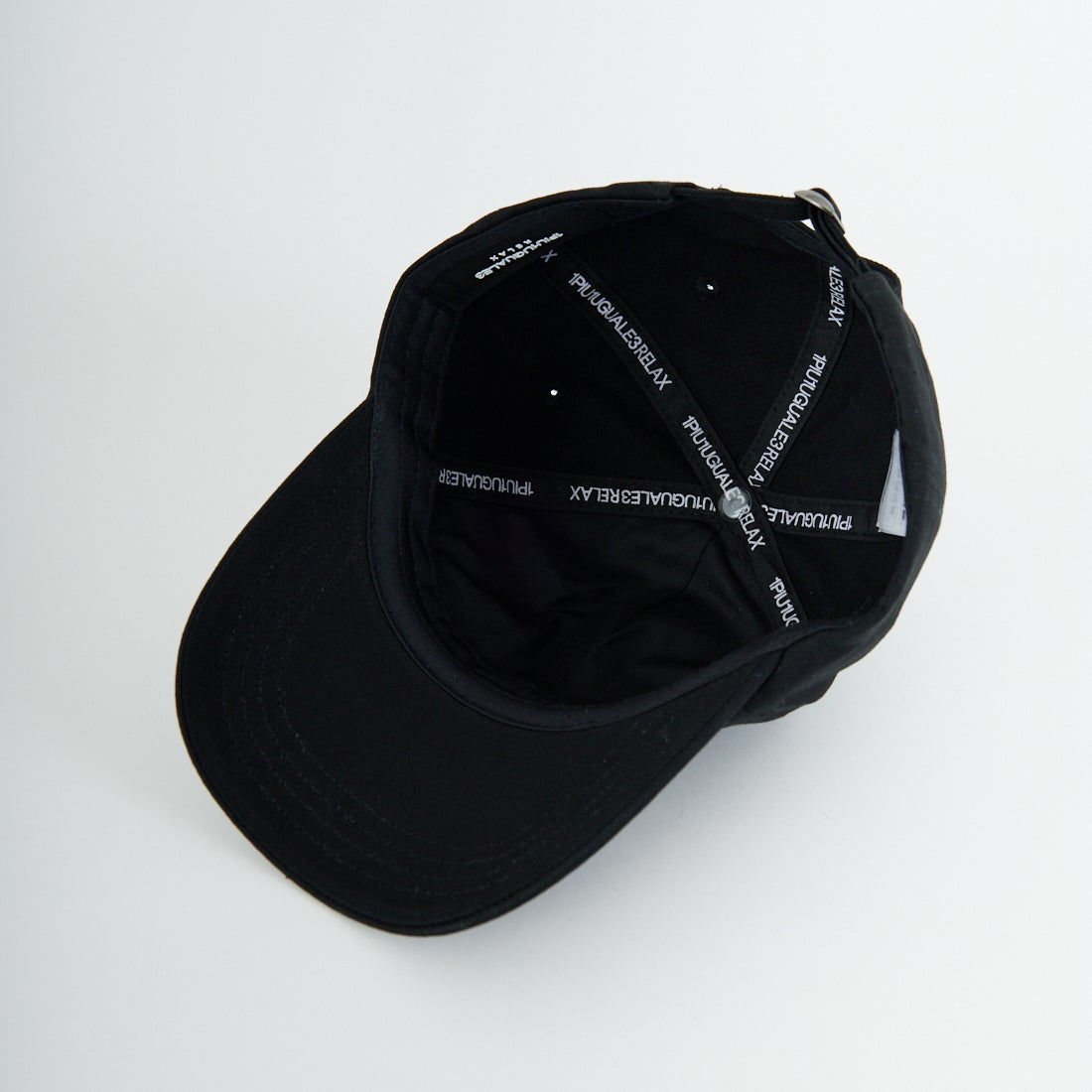 1PIU1UGUALE3 RELAX [ウノ ピゥ ウノ ウグァーレ トレ] エンボスロゴ ベースボールキャップ [USZ-26020] SN90 BLACK