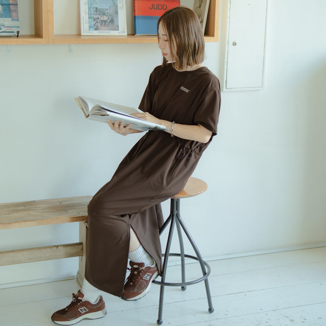 Americana × JEANS FACTORY [アメリカーナ × ジーンズファクトリー] 別注 4WAYストレッチ ウエストギャザー マキシ丈ワンピース [ASO-S-849-JF] ﾌﾞﾗｳﾝ &&モデル身長：153cm 着用サイズ：ONE SIZE&&