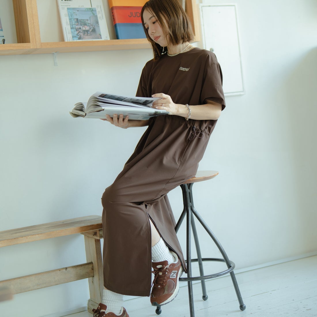 Americana × JEANS FACTORY [アメリカーナ × ジーンズファクトリー] 別注 4WAYストレッチ ウエストギャザー マキシ丈ワンピース [ASO-S-849-JF] ﾌﾞﾗｳﾝ &&モデル身長：153cm 着用サイズ：ONE SIZE&&