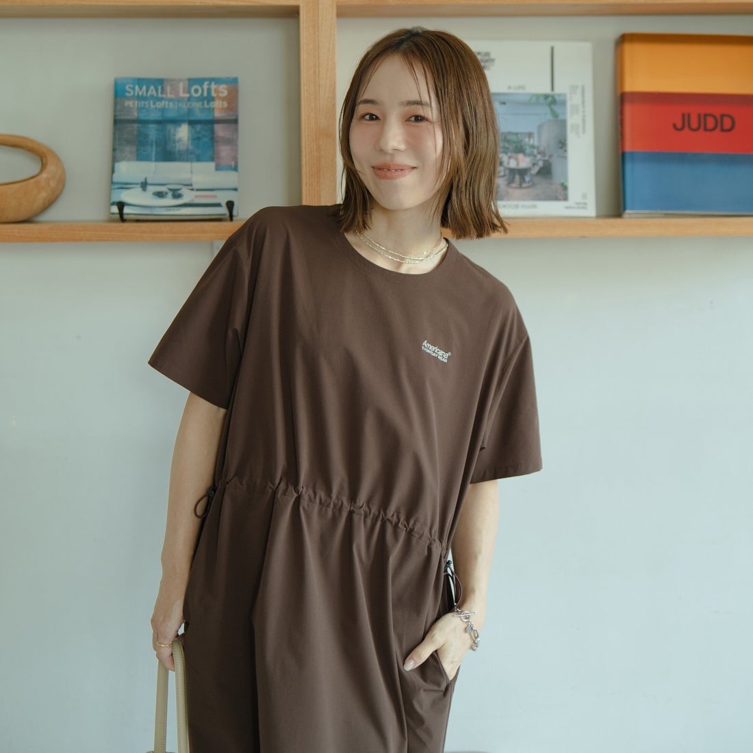 Americana × JEANS FACTORY [アメリカーナ × ジーンズファクトリー] 別注 4WAYストレッチ ウエストギャザー マキシ丈ワンピース [ASO-S-849-JF] ﾌﾞﾗｳﾝ &&モデル身長：153cm 着用サイズ：ONE SIZE&&