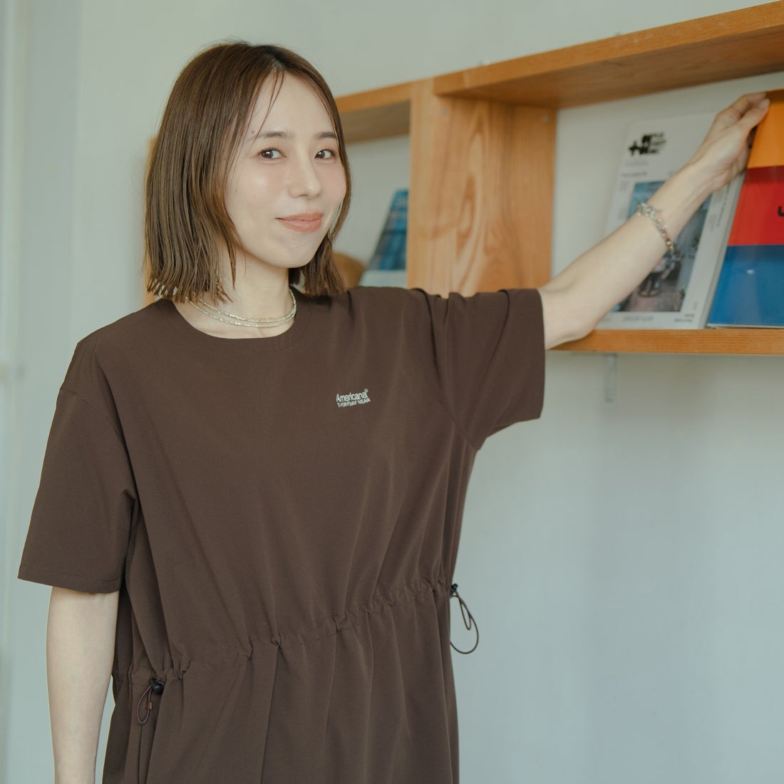 Americana × JEANS FACTORY [アメリカーナ × ジーンズファクトリー] 別注 4WAYストレッチ ウエストギャザー マキシ丈ワンピース [ASO-S-849-JF] ﾌﾞﾗｳﾝ &&モデル身長：153cm 着用サイズ：ONE SIZE&&