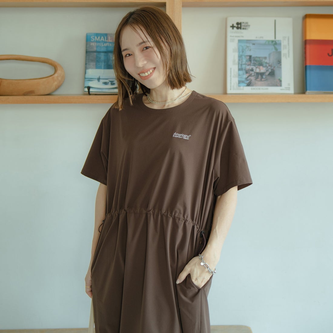 Americana × JEANS FACTORY [アメリカーナ × ジーンズファクトリー] 別注 4WAYストレッチ ウエストギャザー マキシ丈ワンピース [ASO-S-849-JF] ﾌﾞﾗｳﾝ &&モデル身長：153cm 着用サイズ：ONE SIZE&&