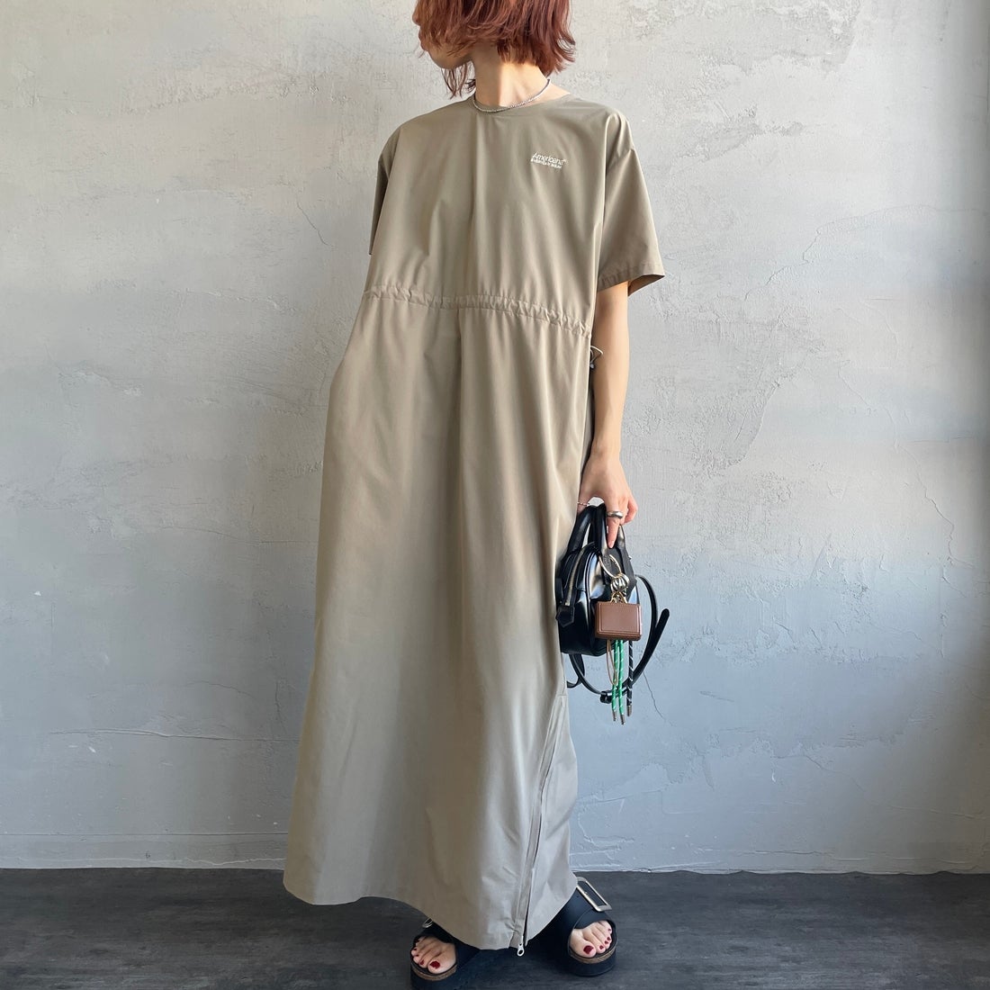 Americana × JEANS FACTORY [アメリカーナ × ジーンズファクトリー] 別注 4WAYストレッチ ウエストギャザー マキシ丈ワンピース [ASO-S-849-JF] ｸﾞﾚｰｼﾞｭ &&モデル身長：158cm 着用サイズ：ONE SIZE&&