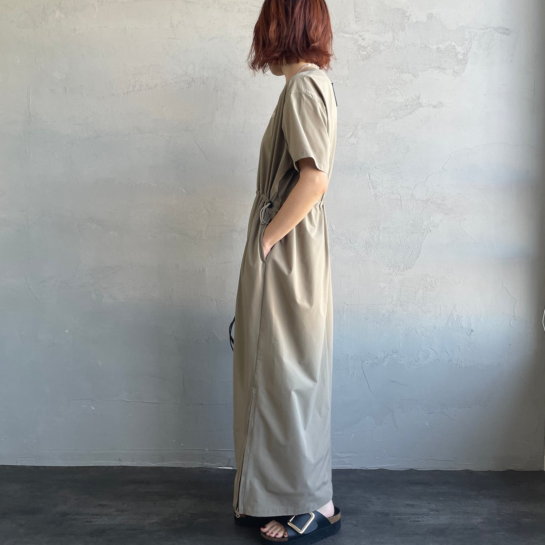 Americana × JEANS FACTORY [アメリカーナ × ジーンズファクトリー] 別注 4WAYストレッチ ウエストギャザー マキシ丈ワンピース [ASO-S-849-JF] ｸﾞﾚｰｼﾞｭ &&モデル身長：158cm 着用サイズ：ONE SIZE&&