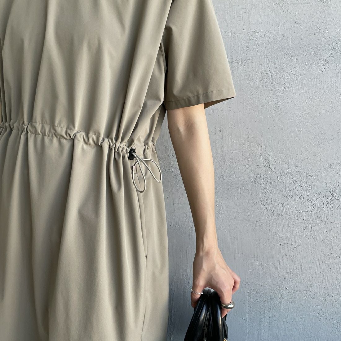 Americana × JEANS FACTORY [アメリカーナ × ジーンズファクトリー] 別注 4WAYストレッチ ウエストギャザー マキシ丈ワンピース [ASO-S-849-JF] ｸﾞﾚｰｼﾞｭ &&モデル身長：158cm 着用サイズ：ONE SIZE&&