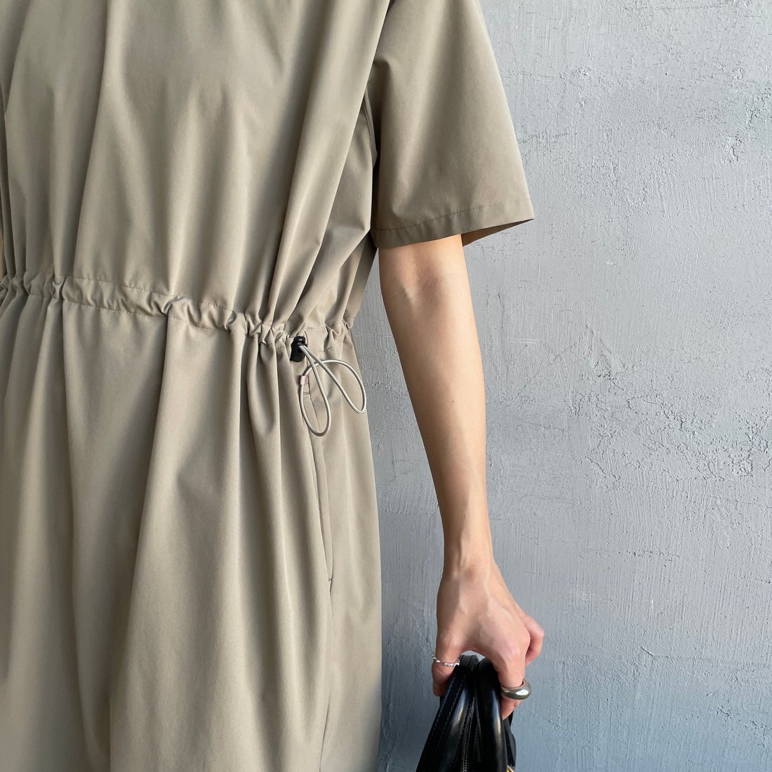 Americana × JEANS FACTORY [アメリカーナ × ジーンズファクトリー] 別注 4WAYストレッチ ウエストギャザー マキシ丈ワンピース [ASO-S-849-JF] ｸﾞﾚｰｼﾞｭ &&モデル身長：158cm 着用サイズ：ONE SIZE&&