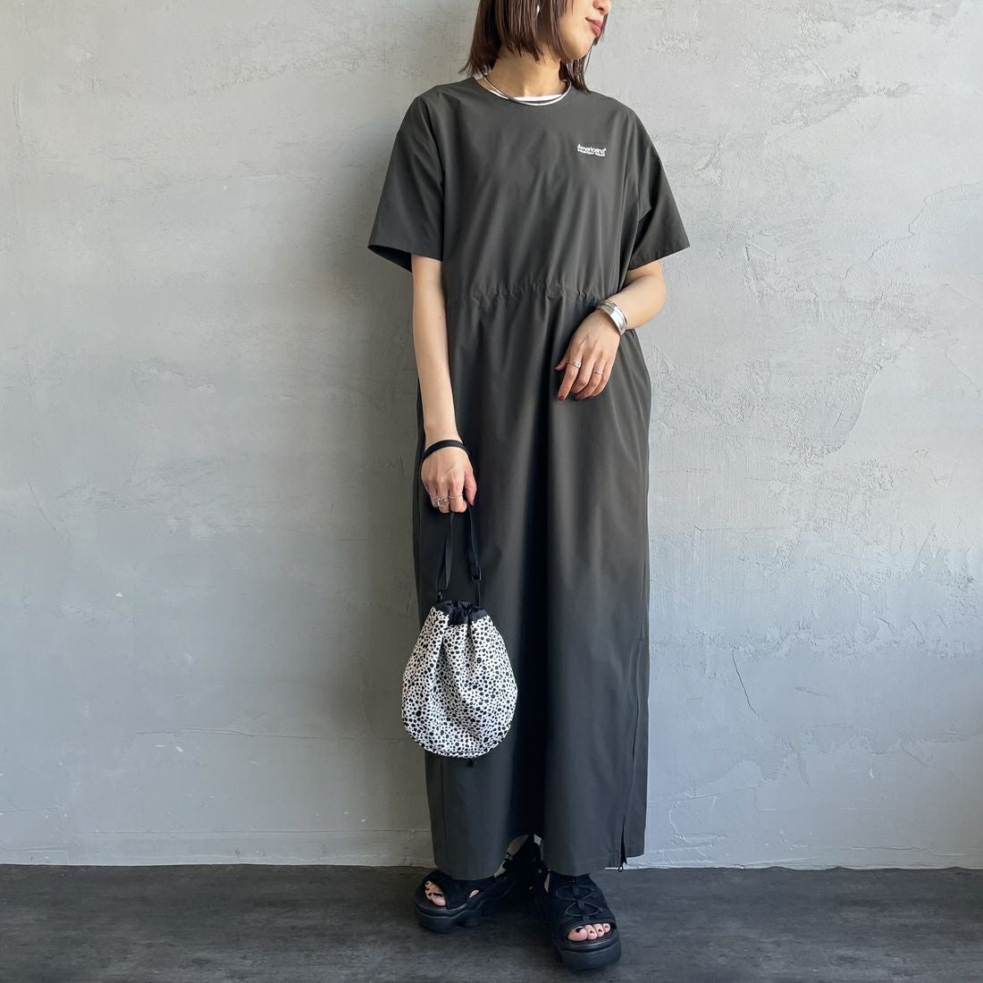 Americana × JEANS FACTORY [アメリカーナ × ジーンズファクトリー] 別注 4WAYストレッチ ウエストギャザー マキシ丈ワンピース [ASO-S-849-JF] ﾁｬｺｰﾙ &&モデル身長：159cm 着用サイズ：ONE SIZE&&