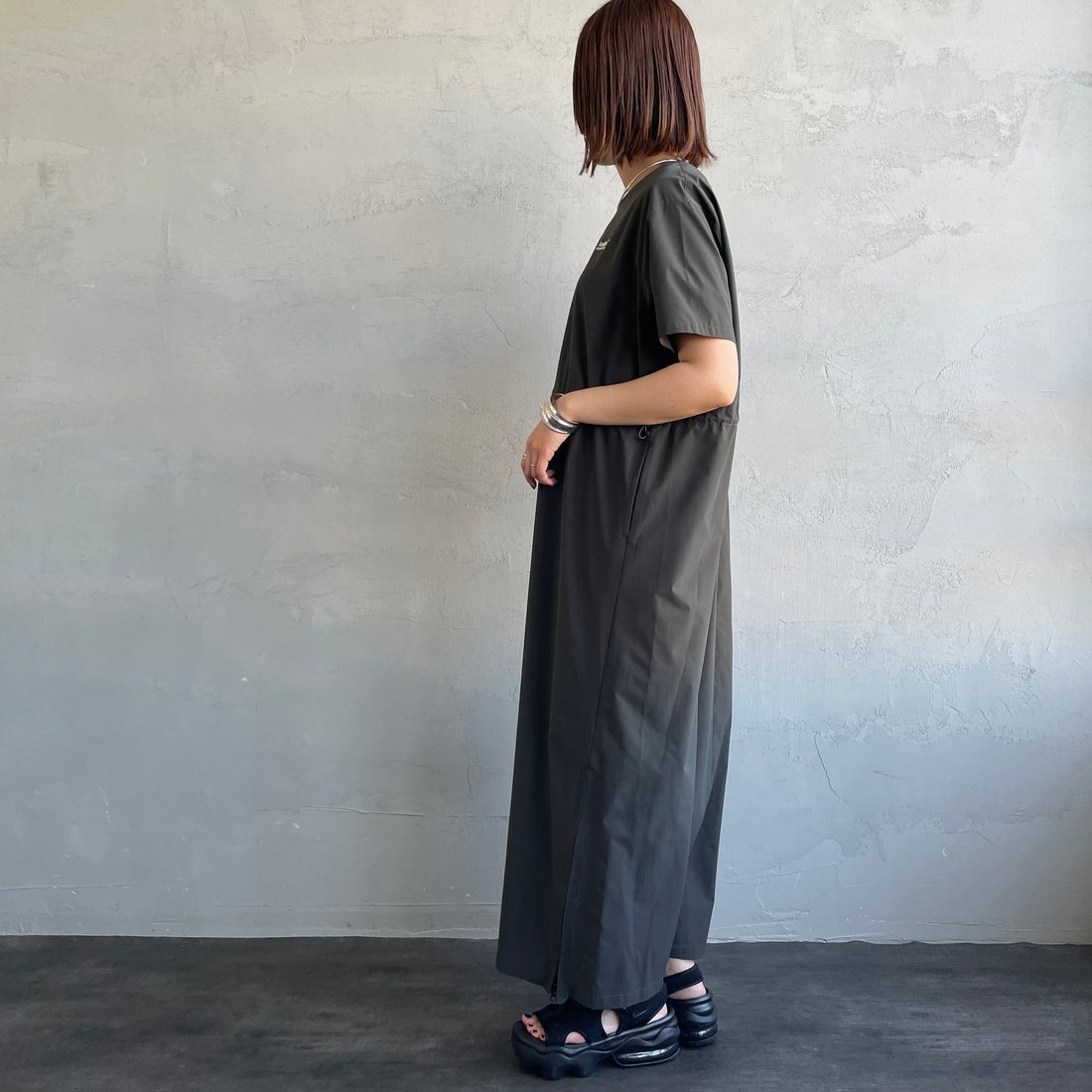 Americana × JEANS FACTORY [アメリカーナ × ジーンズファクトリー] 別注 4WAYストレッチ ウエストギャザー マキシ丈ワンピース [ASO-S-849-JF] ﾁｬｺｰﾙ &&モデル身長：159cm 着用サイズ：ONE SIZE&&