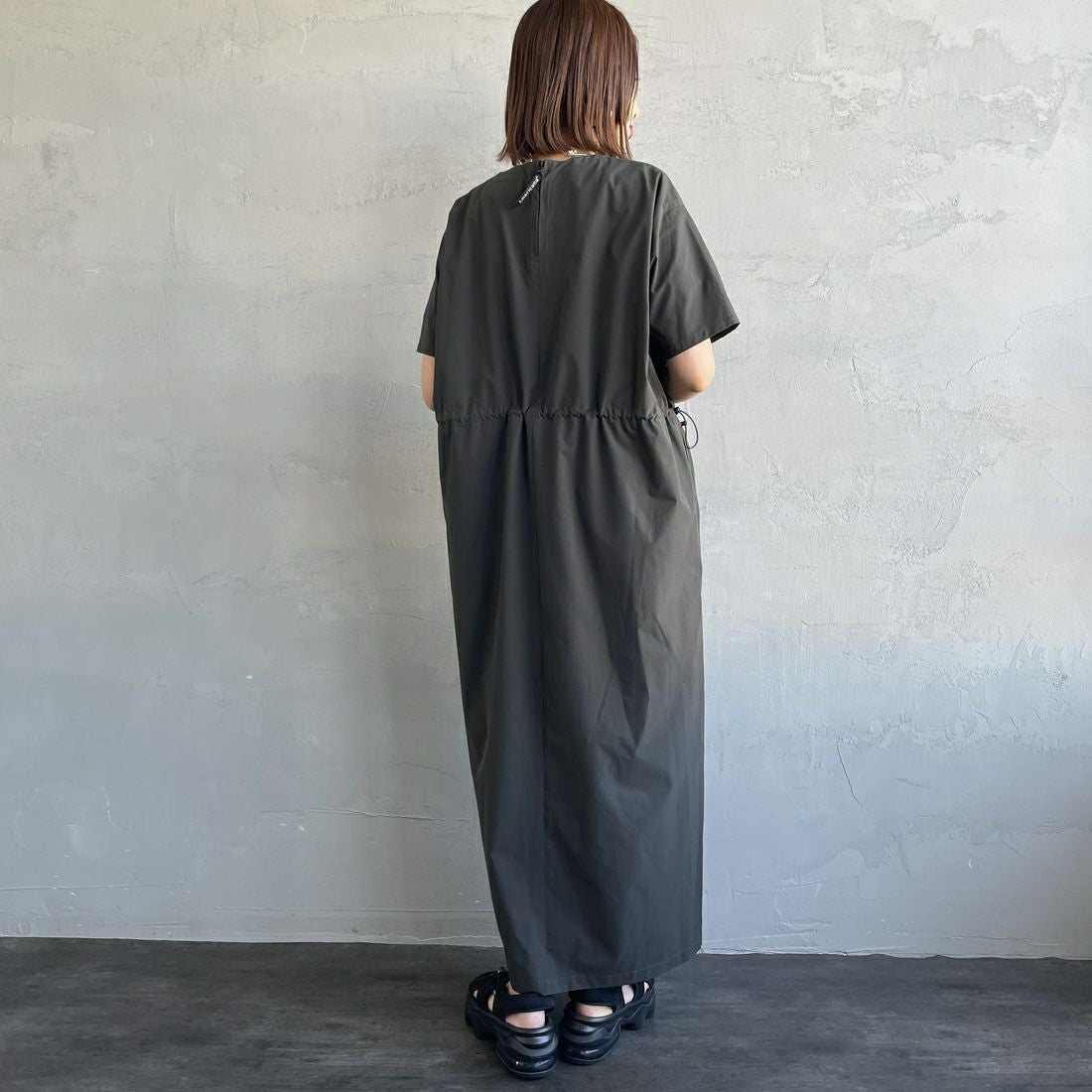 Americana × JEANS FACTORY [アメリカーナ × ジーンズファクトリー] 別注 4WAYストレッチ ウエストギャザー マキシ丈ワンピース [ASO-S-849-JF] ﾁｬｺｰﾙ &&モデル身長：159cm 着用サイズ：ONE SIZE&&